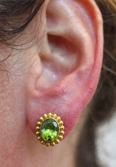 REINSTEIN ROSS Clips-On Earrings In Brushed 20Kt Yellow Gold With Vivid Peridots