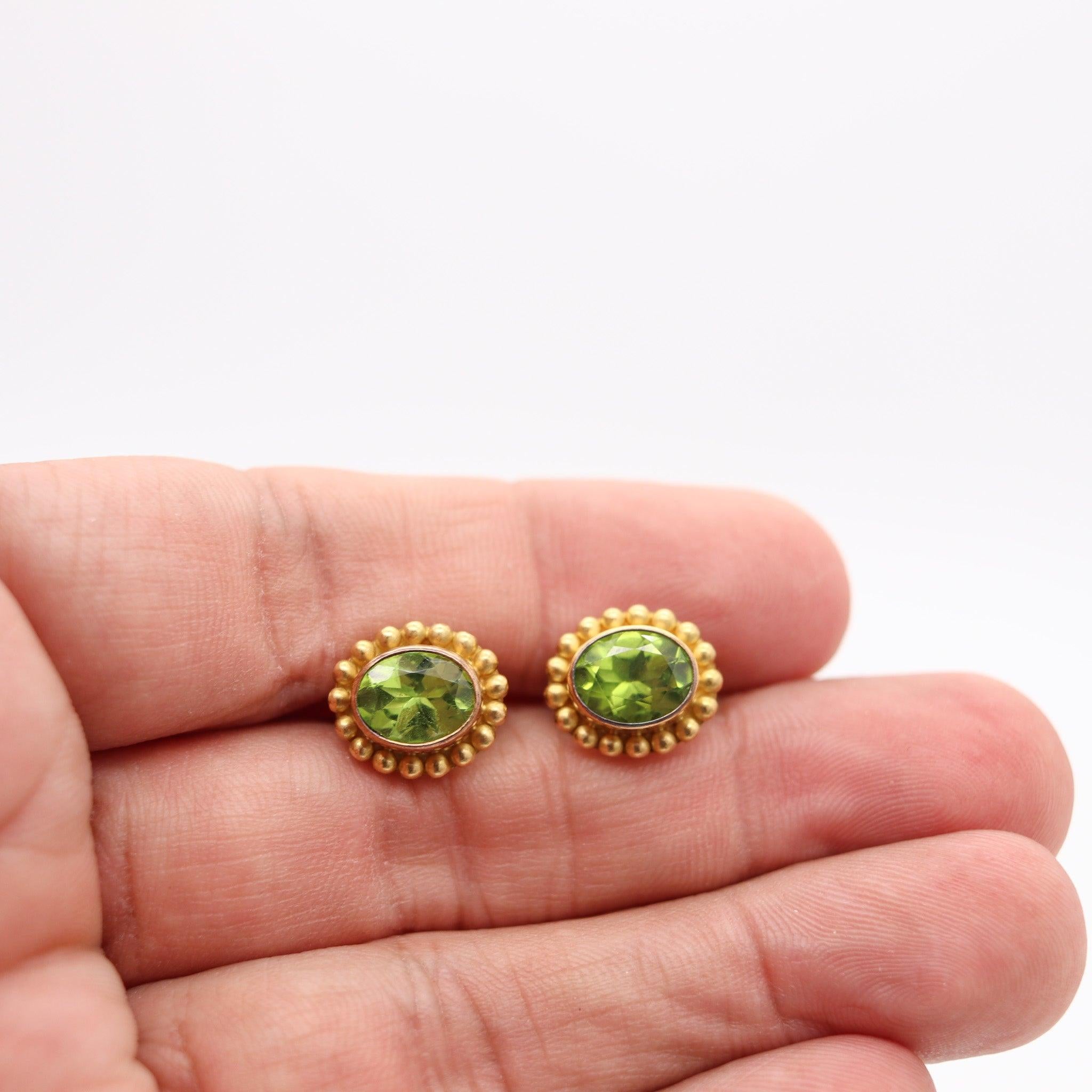 REINSTEIN ROSS Clips-On Earrings In Brushed 20Kt Yellow Gold With Vivid Peridots In Excellent Condition For Sale In Miami, FL