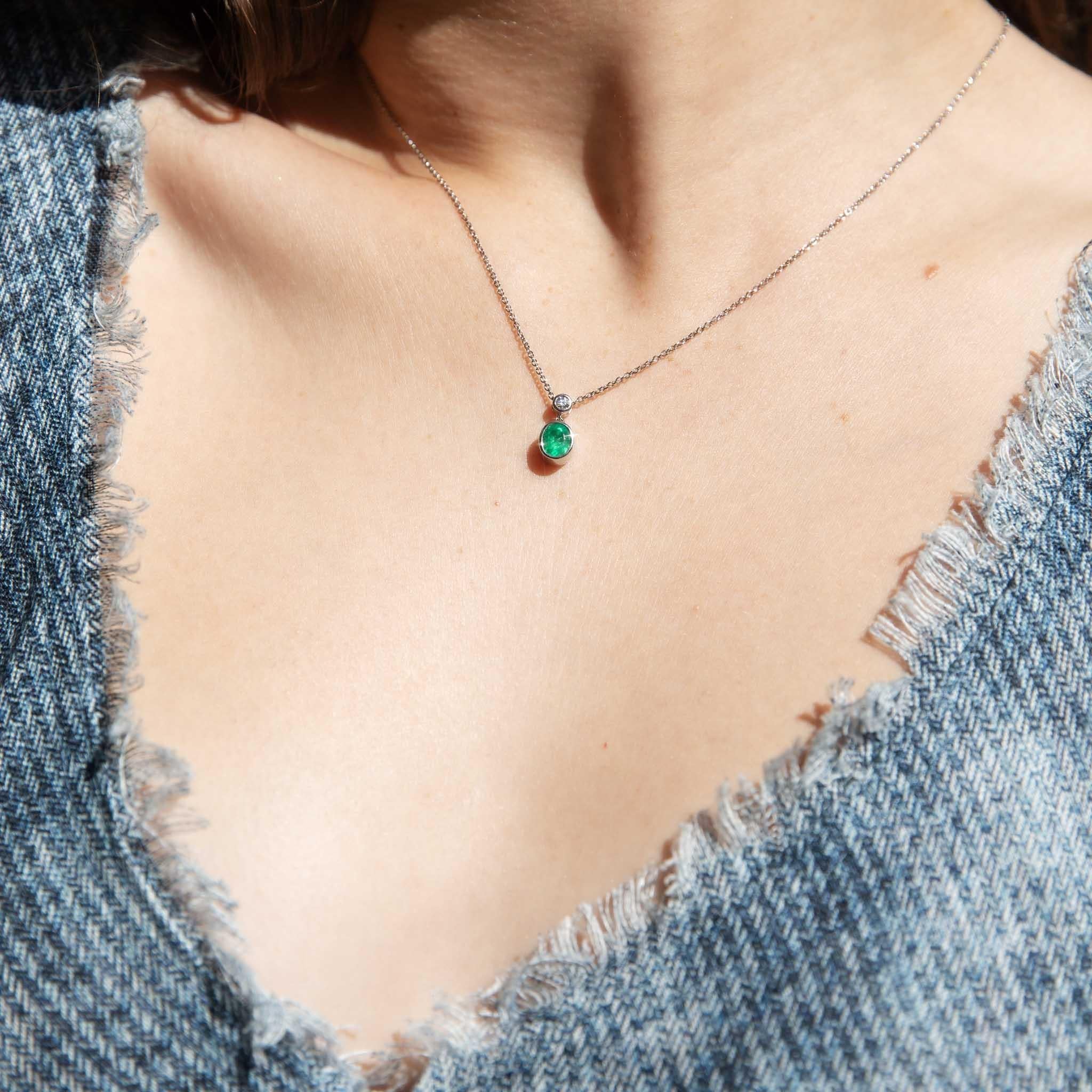 Collier réinventé en or blanc 18 carats avec émeraudes naturelles et diamants de 0,70 carat en vente 4