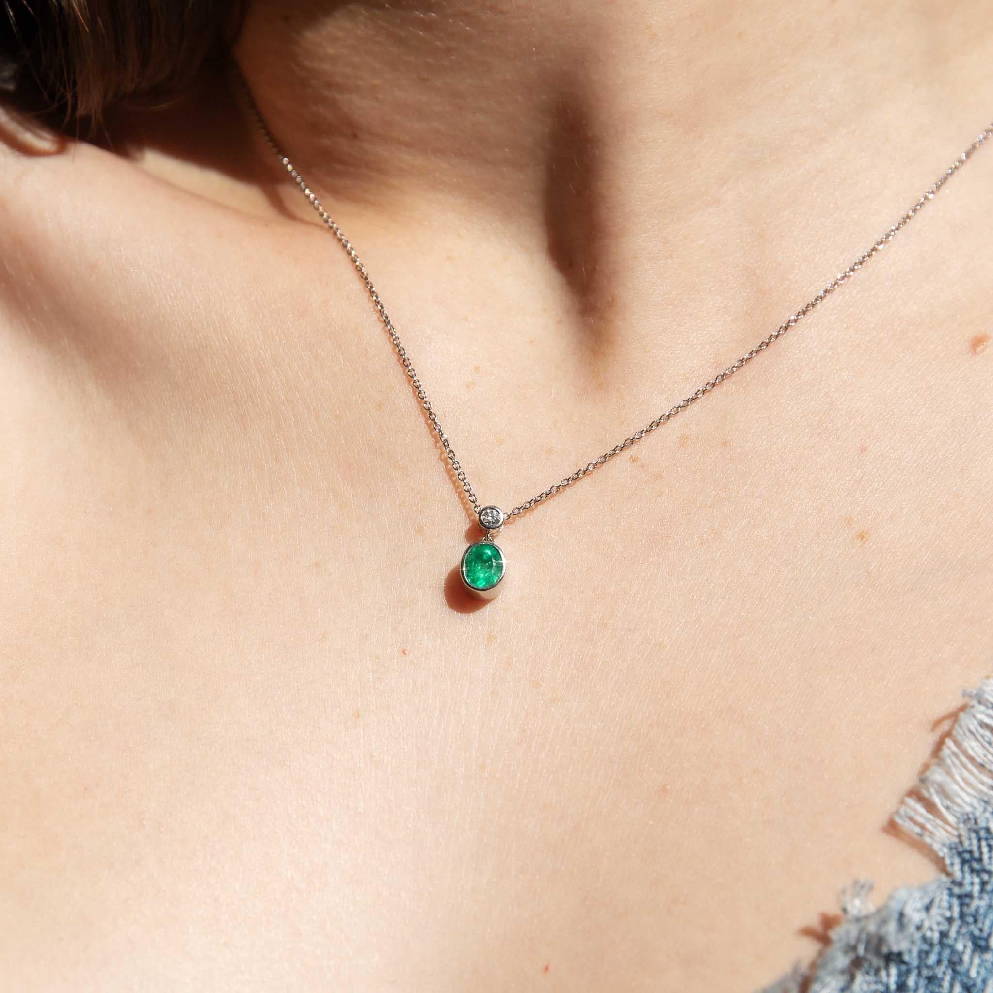 La beauté de la joaillerie durable réside dans son histoire.  Autrefois aimées sous différentes formes, leur sertissage ayant vieilli, les pierres précieuses ont aujourd'hui plus d'années à donner. C'est le cas de notre Chloe Emerald and Diamond