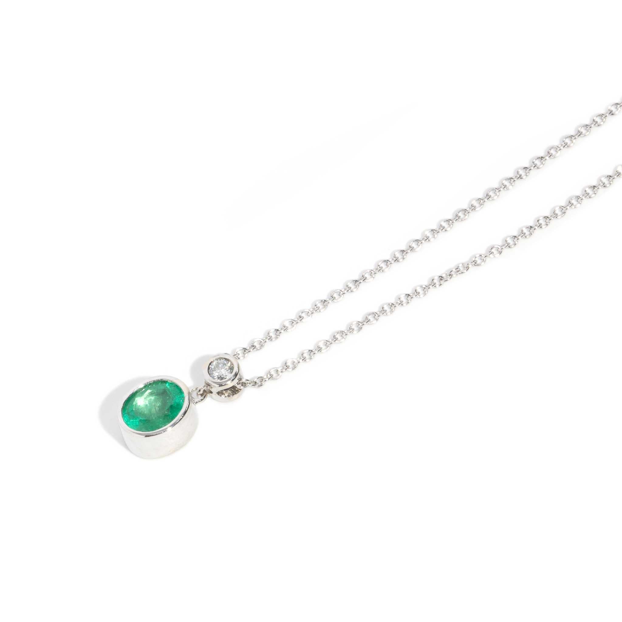 Contemporain Collier réinventé en or blanc 18 carats avec émeraudes naturelles et diamants de 0,70 carat en vente