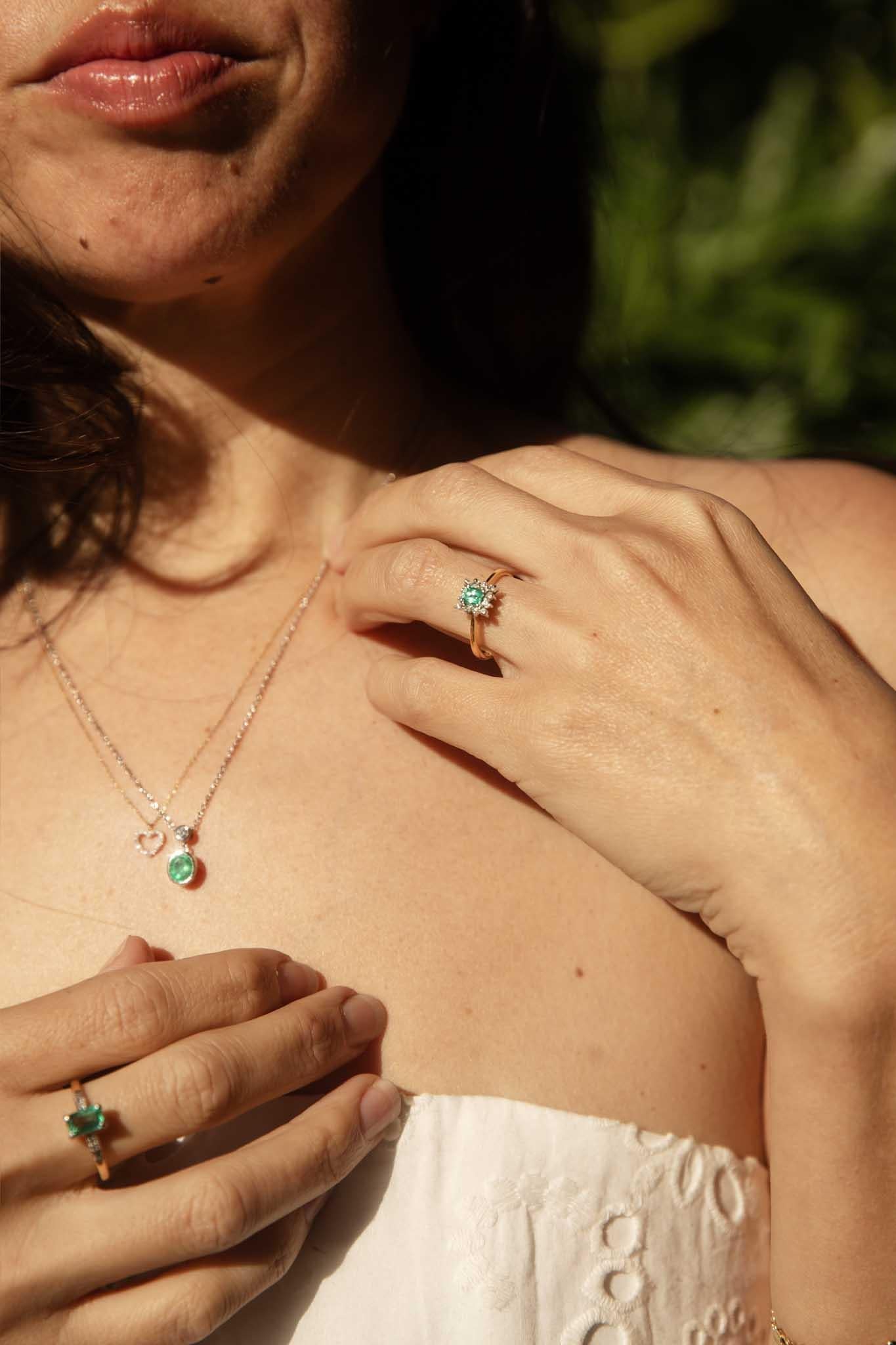 Taille ovale Collier réinventé en or blanc 18 carats avec émeraudes naturelles et diamants de 0,70 carat en vente