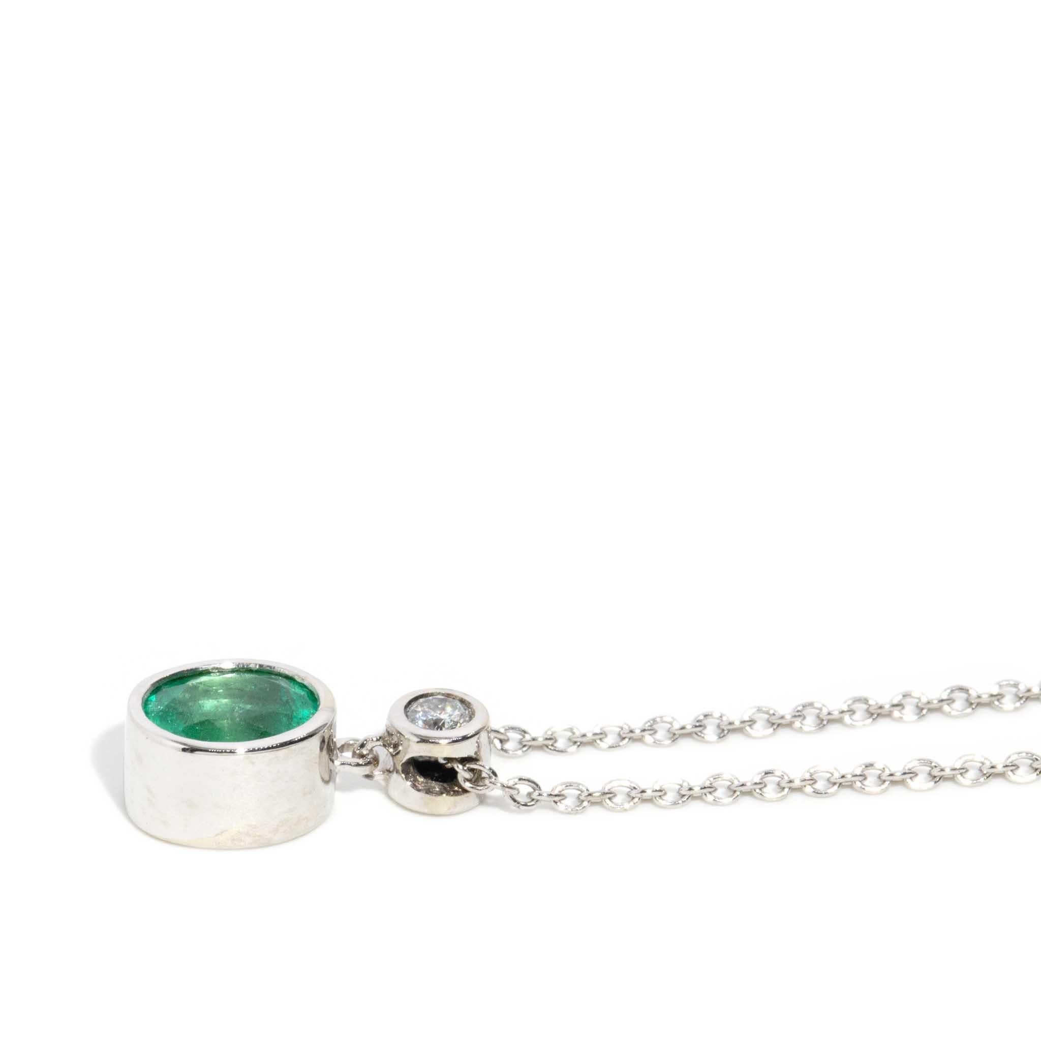 Collier réinventé en or blanc 18 carats avec émeraudes naturelles et diamants de 0,70 carat Neuf - En vente à Hamilton, AU