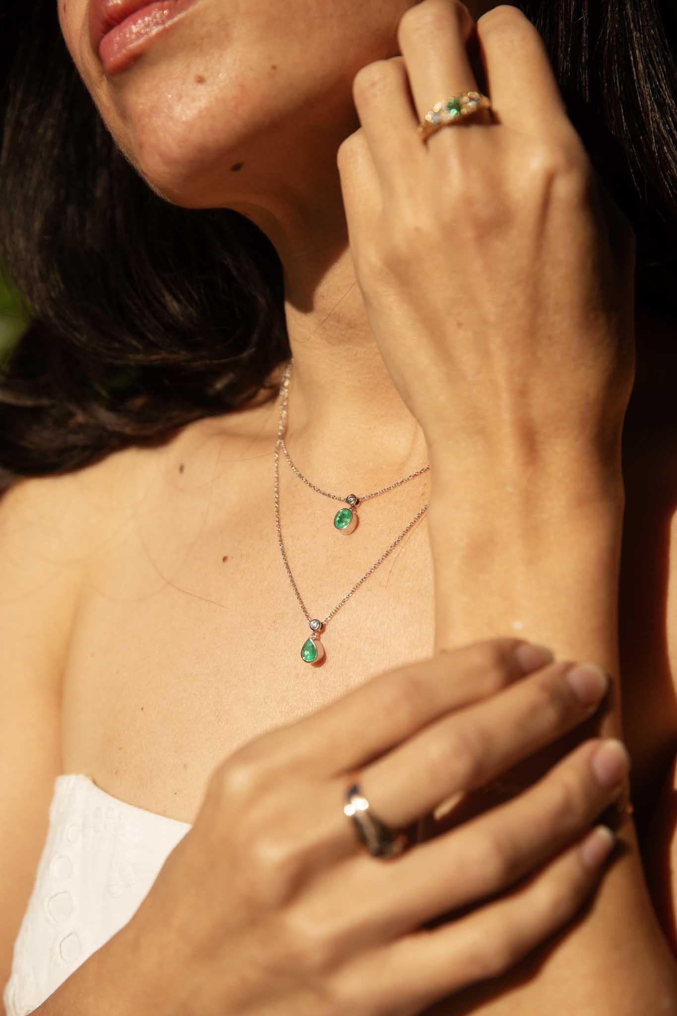Collier réinventé en or blanc 18 carats avec émeraudes naturelles et diamants de 0,70 carat Pour femmes en vente