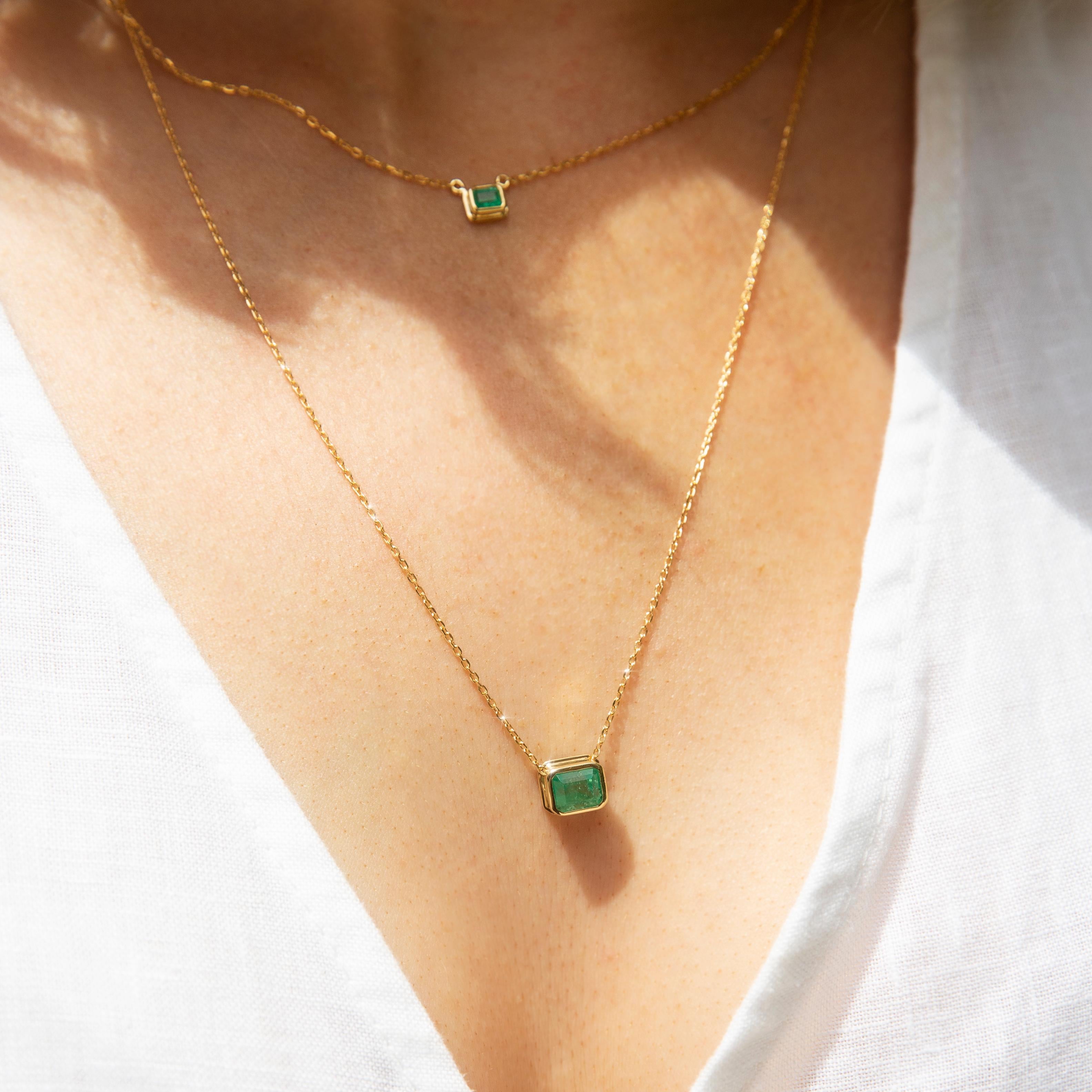 Das hübsche Collier aus 18-karätigem Gold besteht aus einer eleganten, feinen Kette, an der ein heller Smaragd in einer bezaubernden Lünettenfassung befestigt ist. Ihr Name ist The Jonie Pendant. Sie ist perfekt für leichtes und bequemes Tragen und