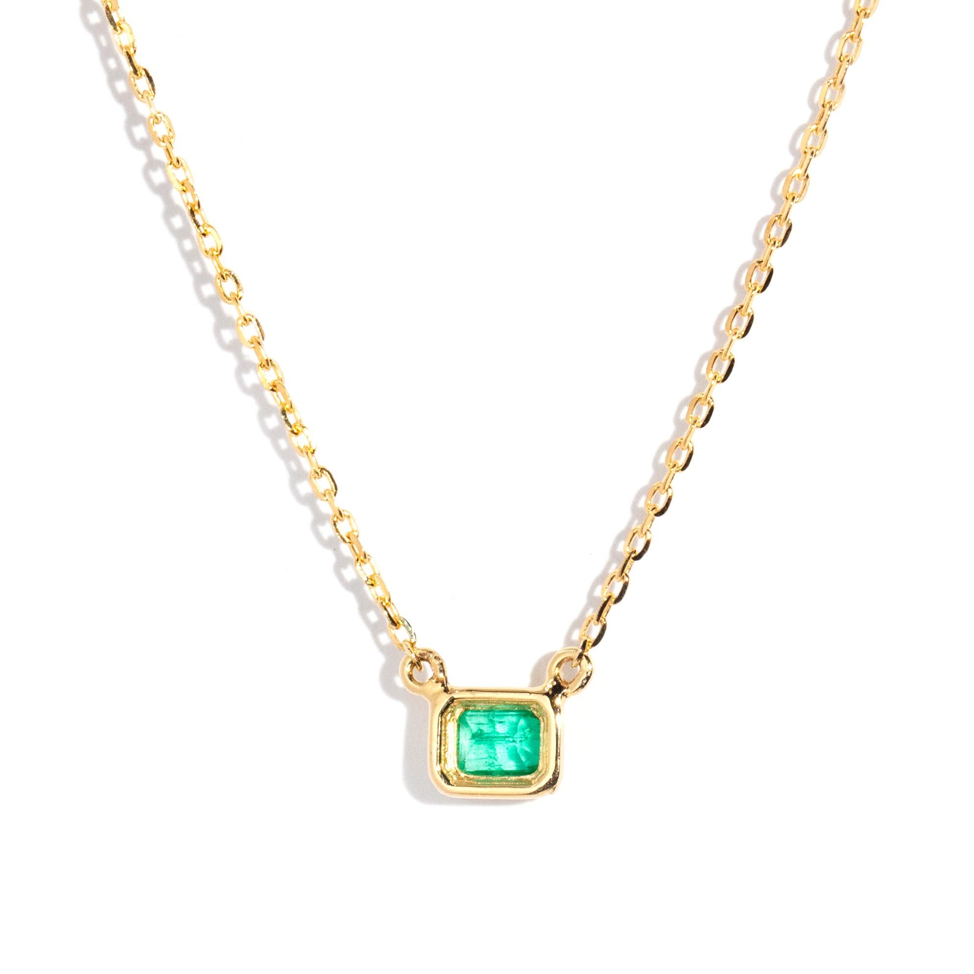 Reinventierter 18 Karat Gelbgold Rubover Smaragdschliff Smaragd-Anhänger & feine Kette (Zeitgenössisch)