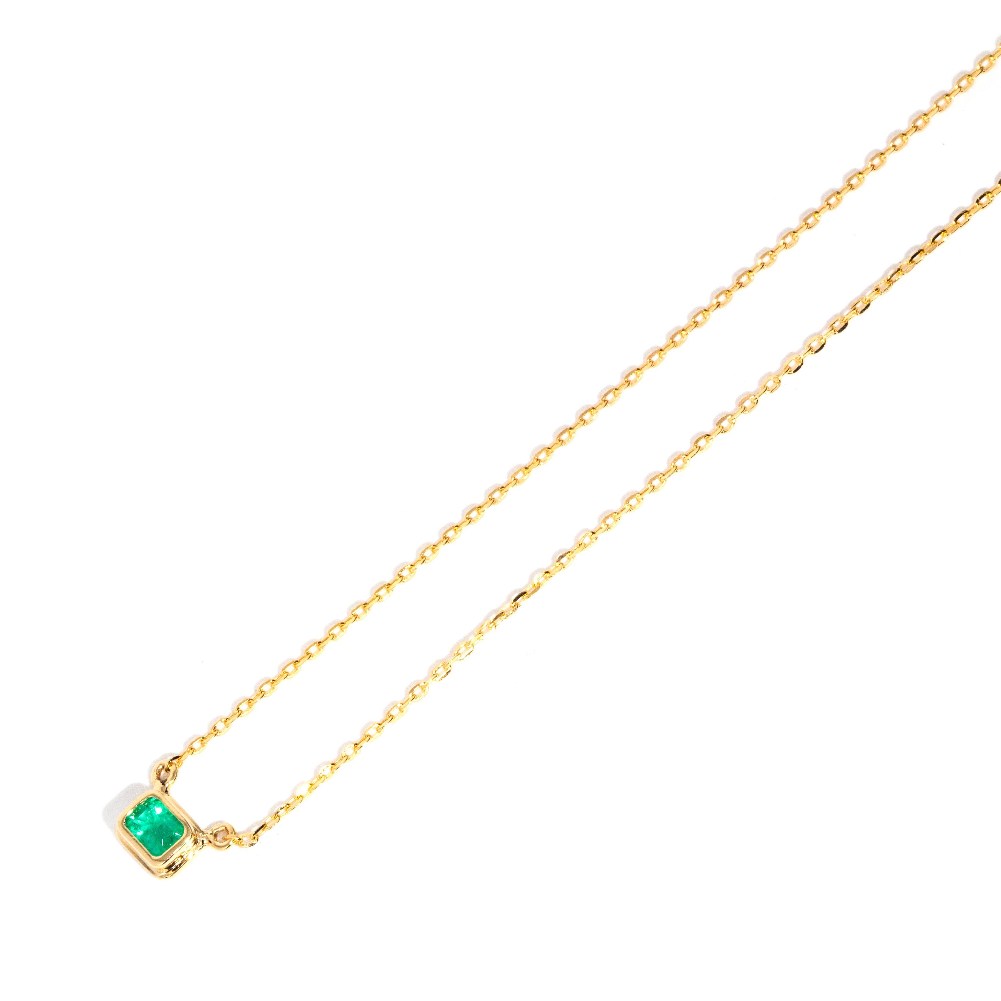 Reinventierter 18 Karat Gelbgold Rubover Smaragdschliff Smaragd-Anhänger & feine Kette Damen