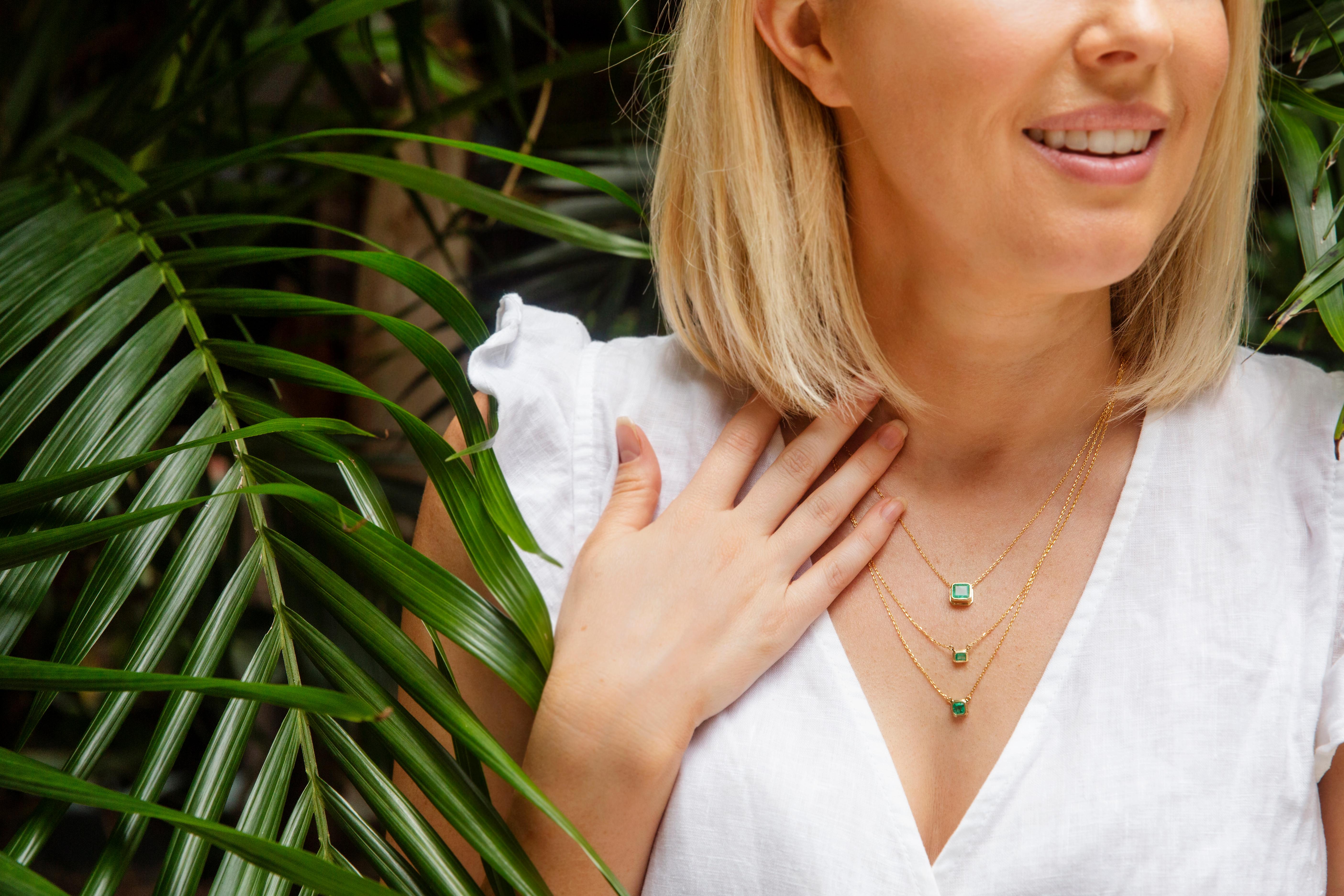 Reinventierter 18 Karat Gelbgold Rubover Smaragdschliff Smaragd-Anhänger & feine Kette 1