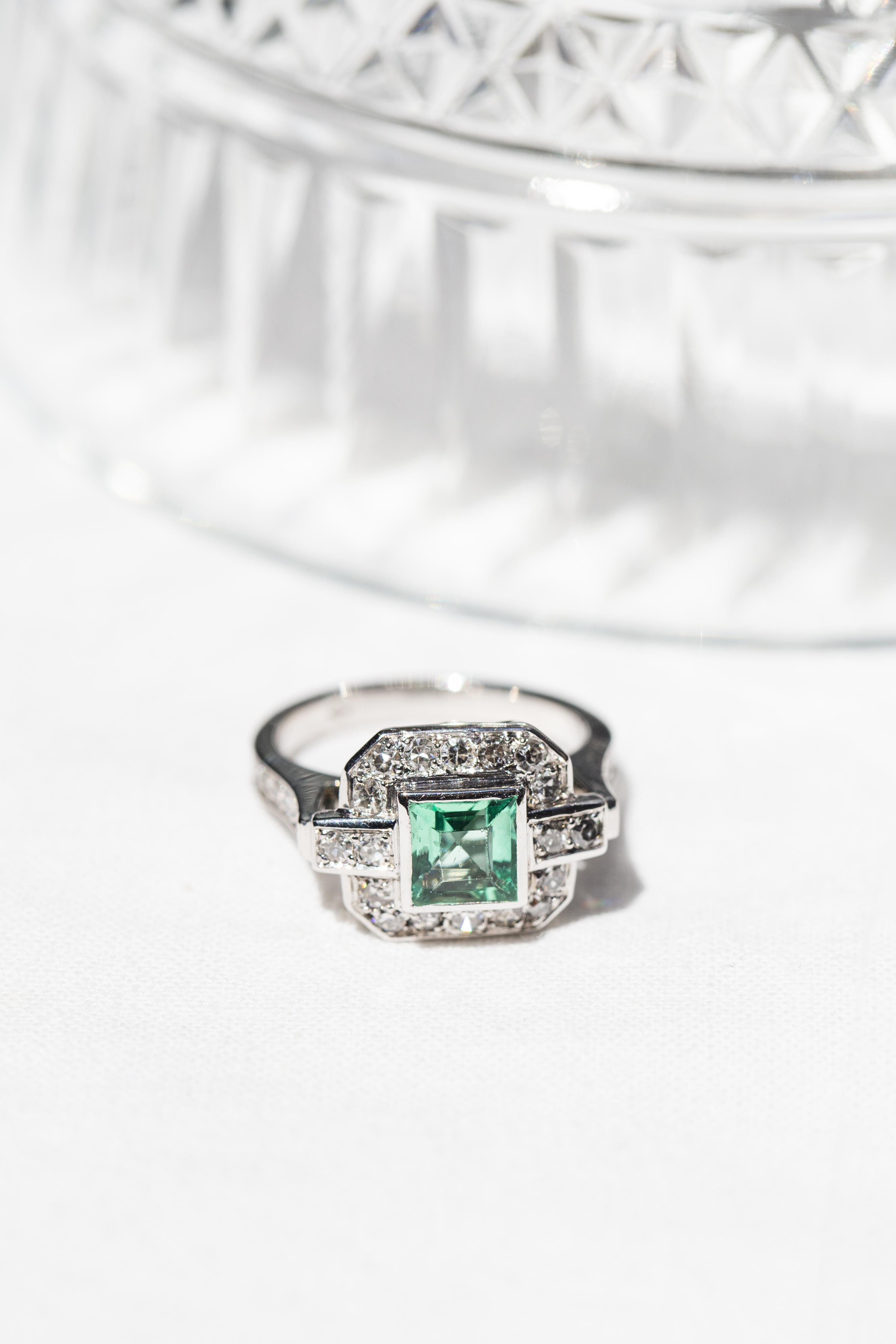 Reinvented Antique 0.80 Carat Bright Green Emerald & Diamond Platinum Ring For Sale 1