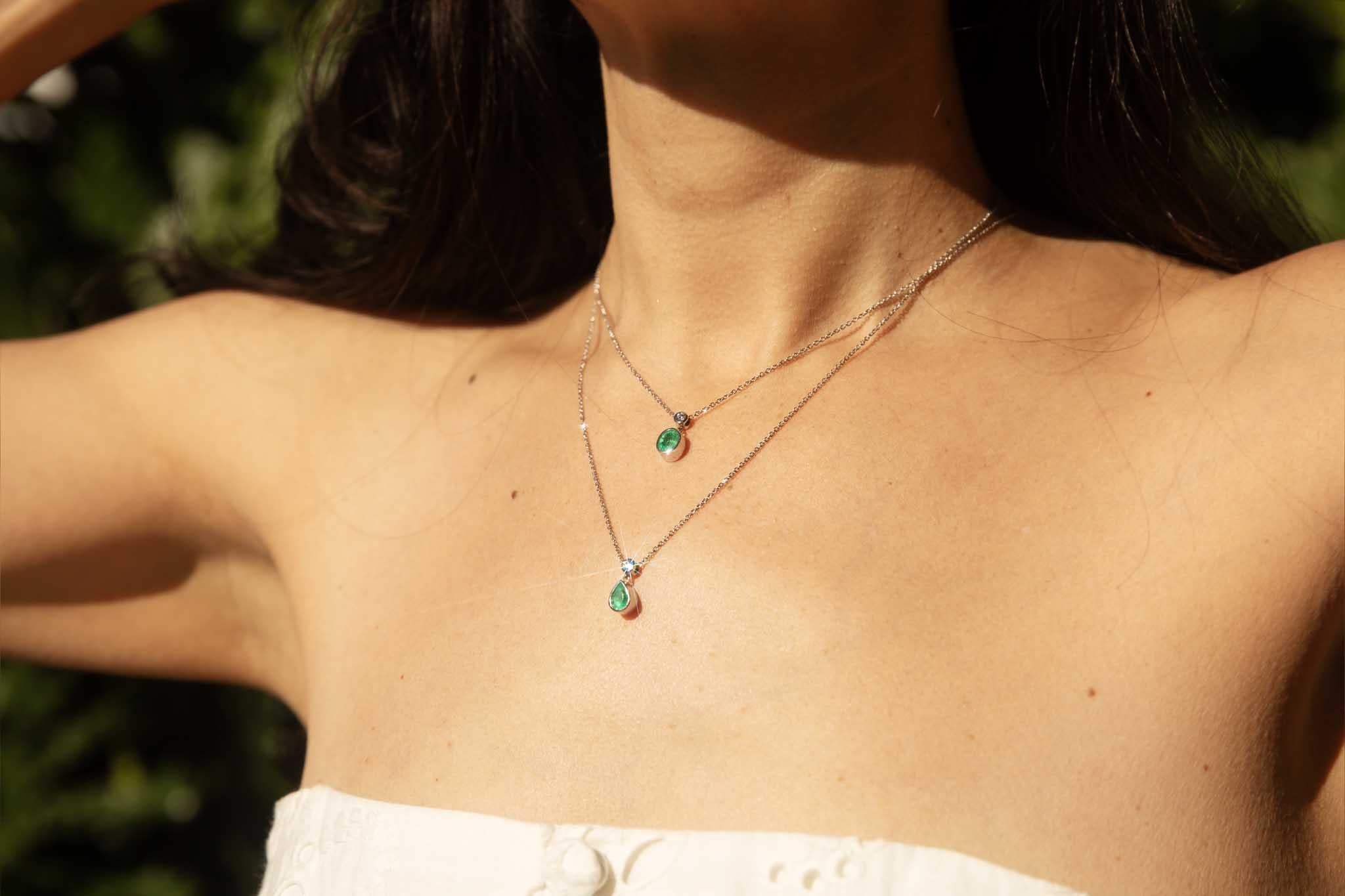 Collana Reinvented con smeraldo verde naturale e diamanti in oro bianco 18 carati in vendita 6