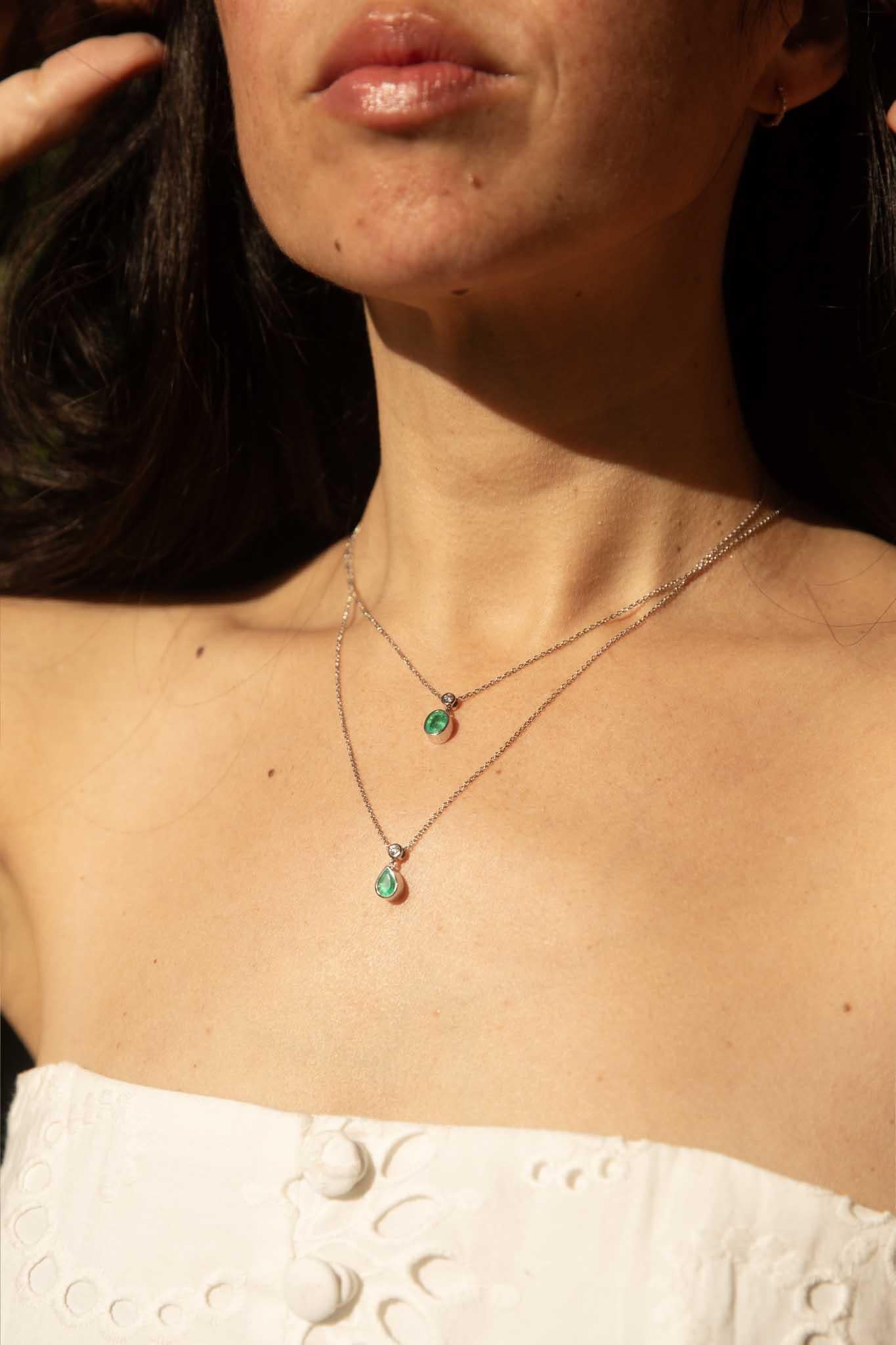 Collana Reinvented con smeraldo verde naturale e diamanti in oro bianco 18 carati in vendita 7