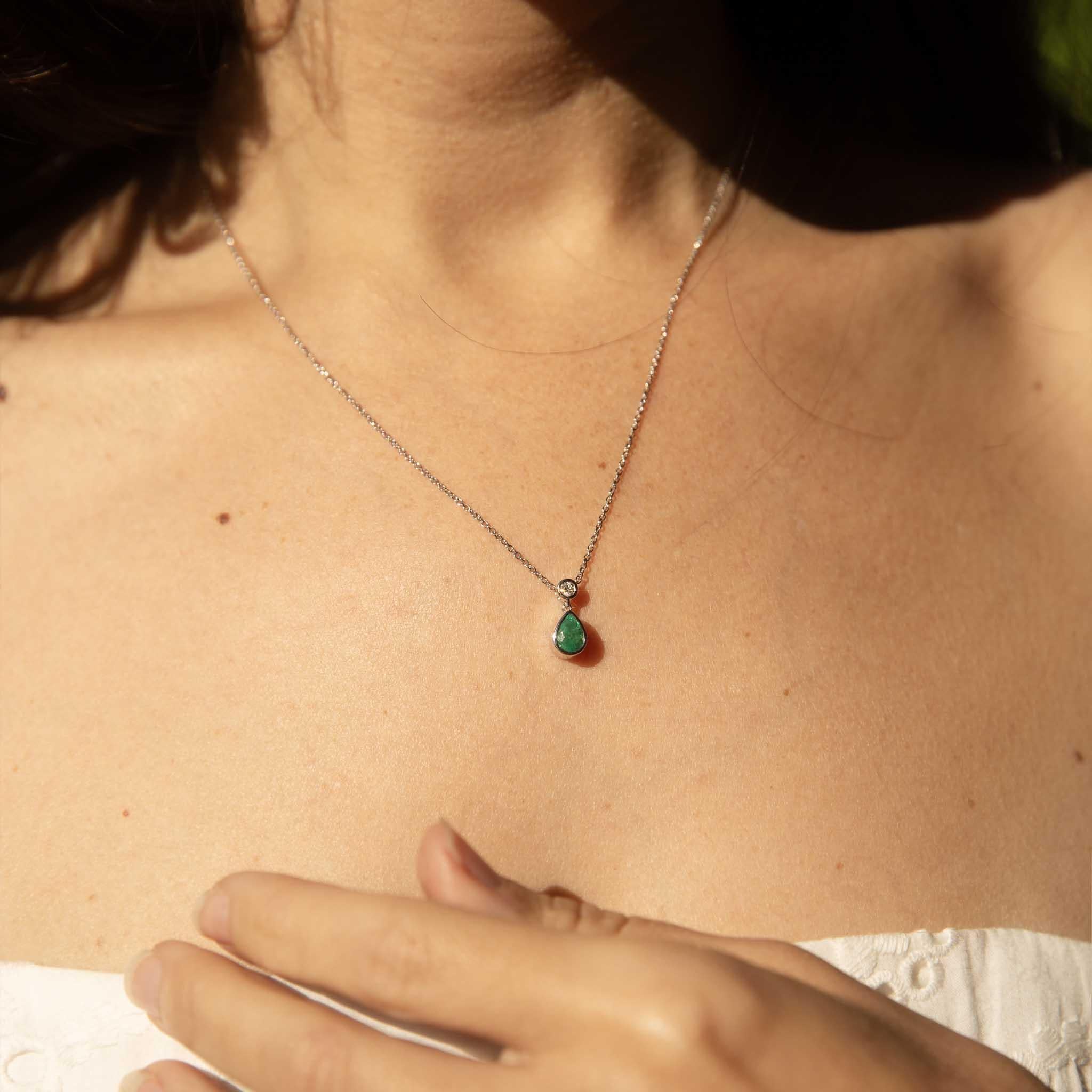 La bellezza di un gioiello sostenibile è nella sua storia prima di te.  Un tempo amate in forme diverse e con incastonature datate, le gemme preziose hanno ora più anni da regalare. Questo è il nostro Gracie Emerald and Diamond Necklet, realizzato