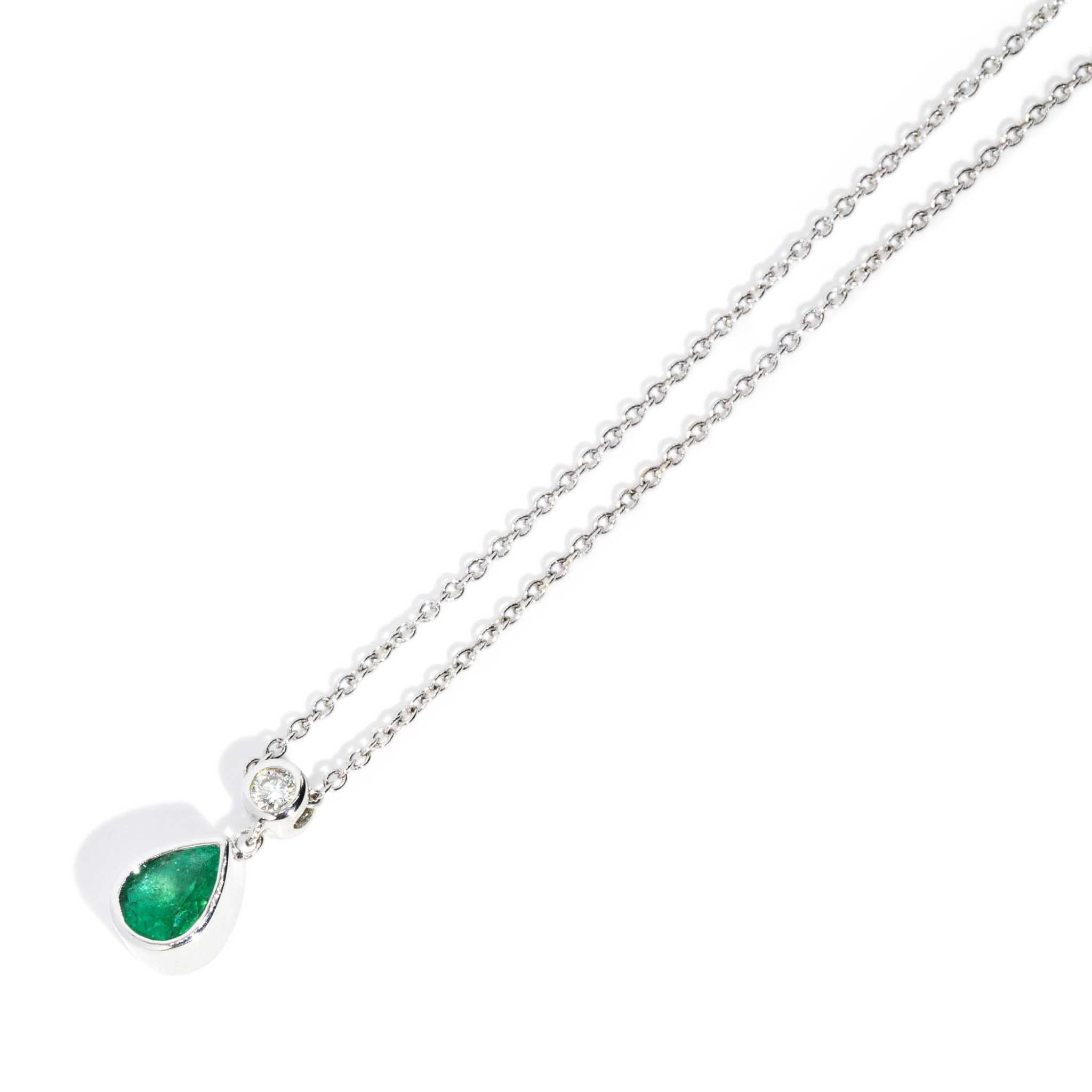 Contemporaneo Collana Reinvented con smeraldo verde naturale e diamanti in oro bianco 18 carati in vendita