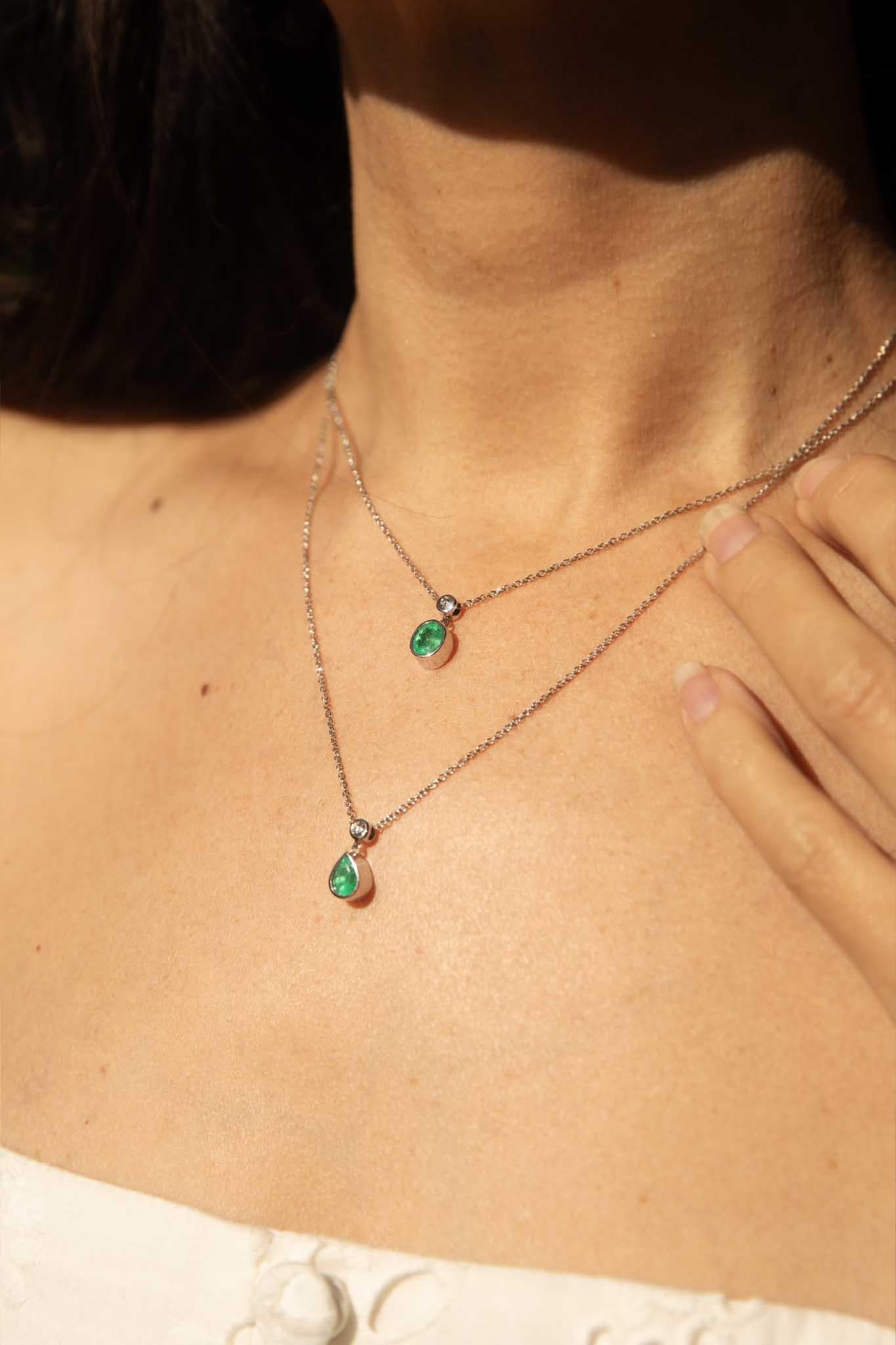 Taglio a goccia Collana Reinvented con smeraldo verde naturale e diamanti in oro bianco 18 carati in vendita