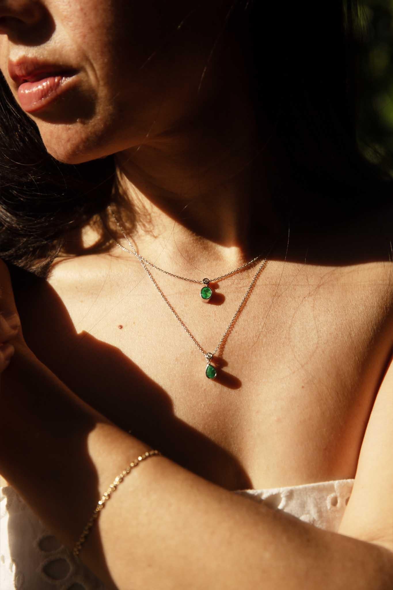 Donna Collana Reinvented con smeraldo verde naturale e diamanti in oro bianco 18 carati in vendita