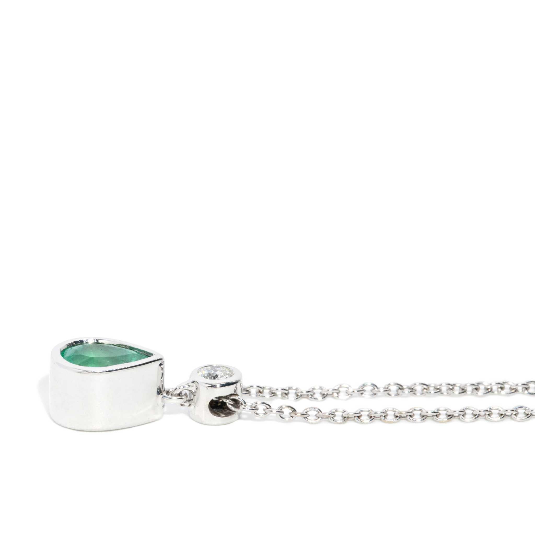 Collana Reinvented con smeraldo verde naturale e diamanti in oro bianco 18 carati in vendita 1