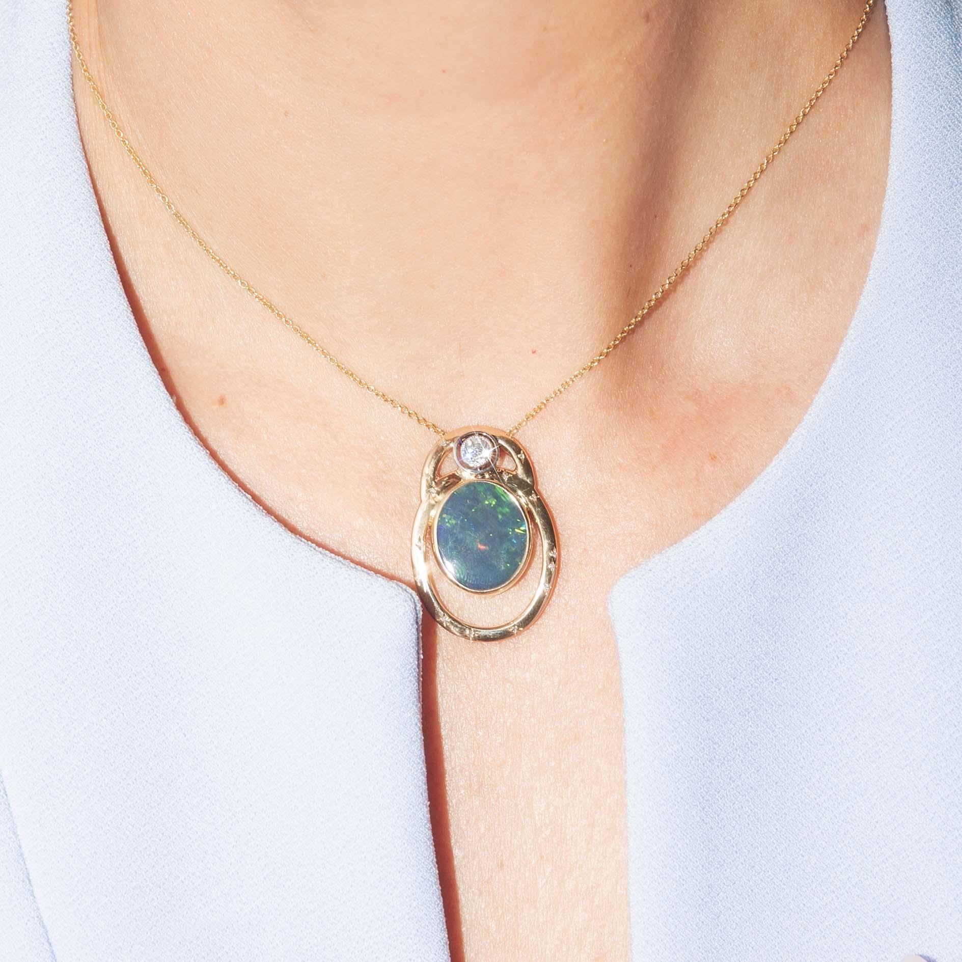 Un bijou captivant, où une envoûtante opale noire, tel un ciel étoilé, est entourée d'un halo de diamants, capturé dans la chaleur de l'or 9 carats. Notre élégant pendentif Sonique, avec ses vifs jeux d'ombre et de lumière, promet beauté et mystère.