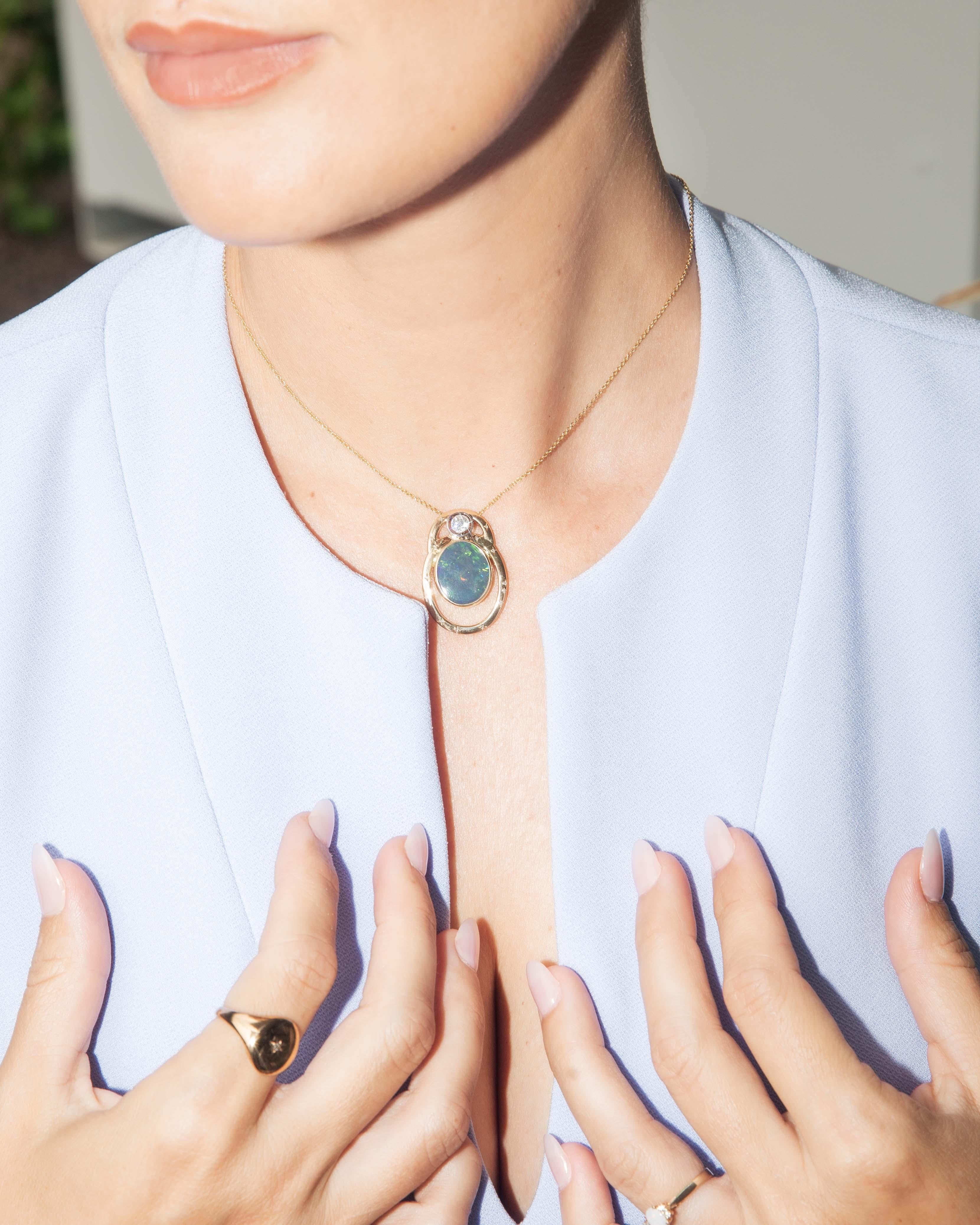 Taille ovale Pendentif et chaîne en or jaune 9 carats avec diamant et opale noire des années 1980 réinventés en vente