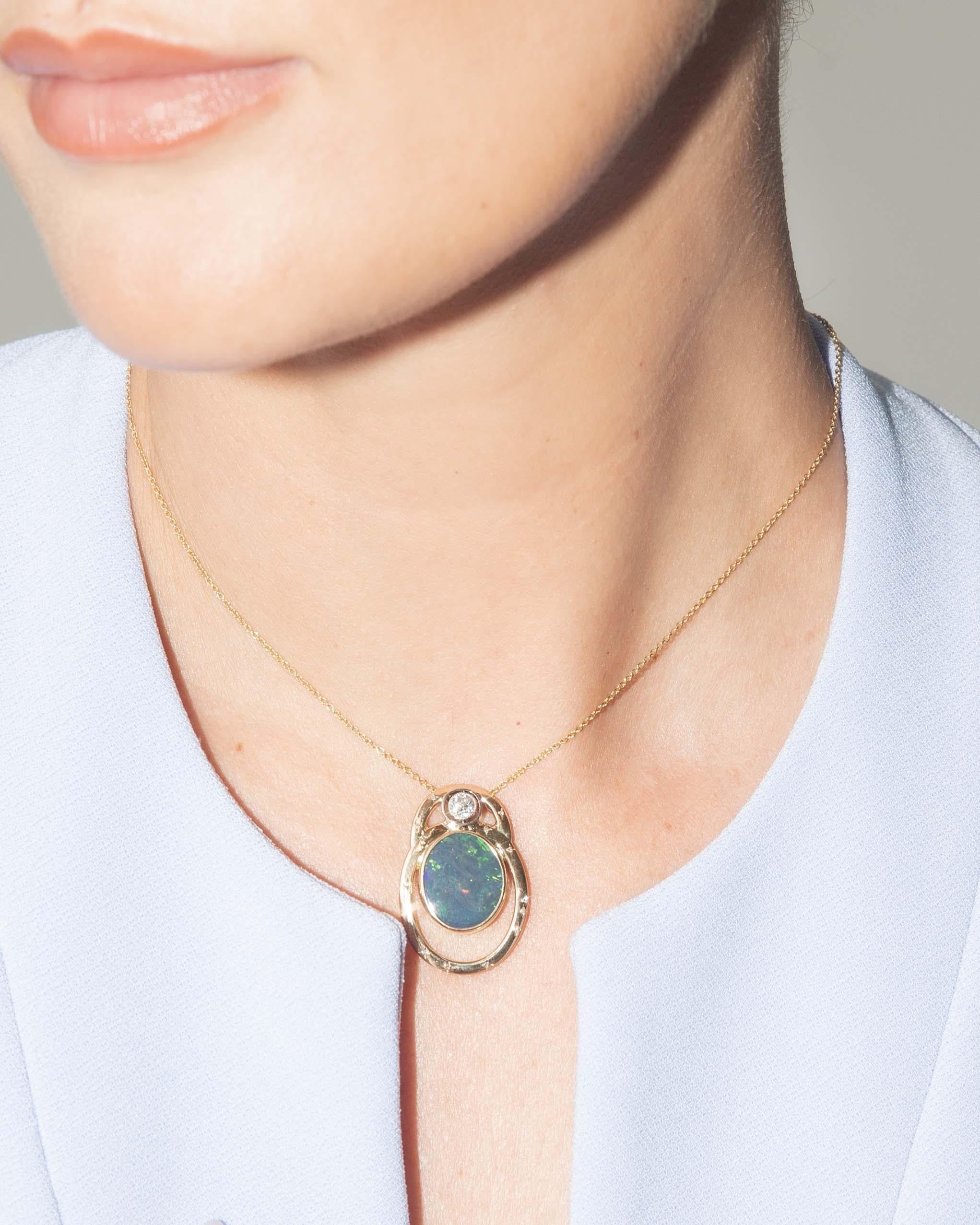 Pendentif et chaîne en or jaune 9 carats avec diamant et opale noire des années 1980 réinventés Pour femmes en vente