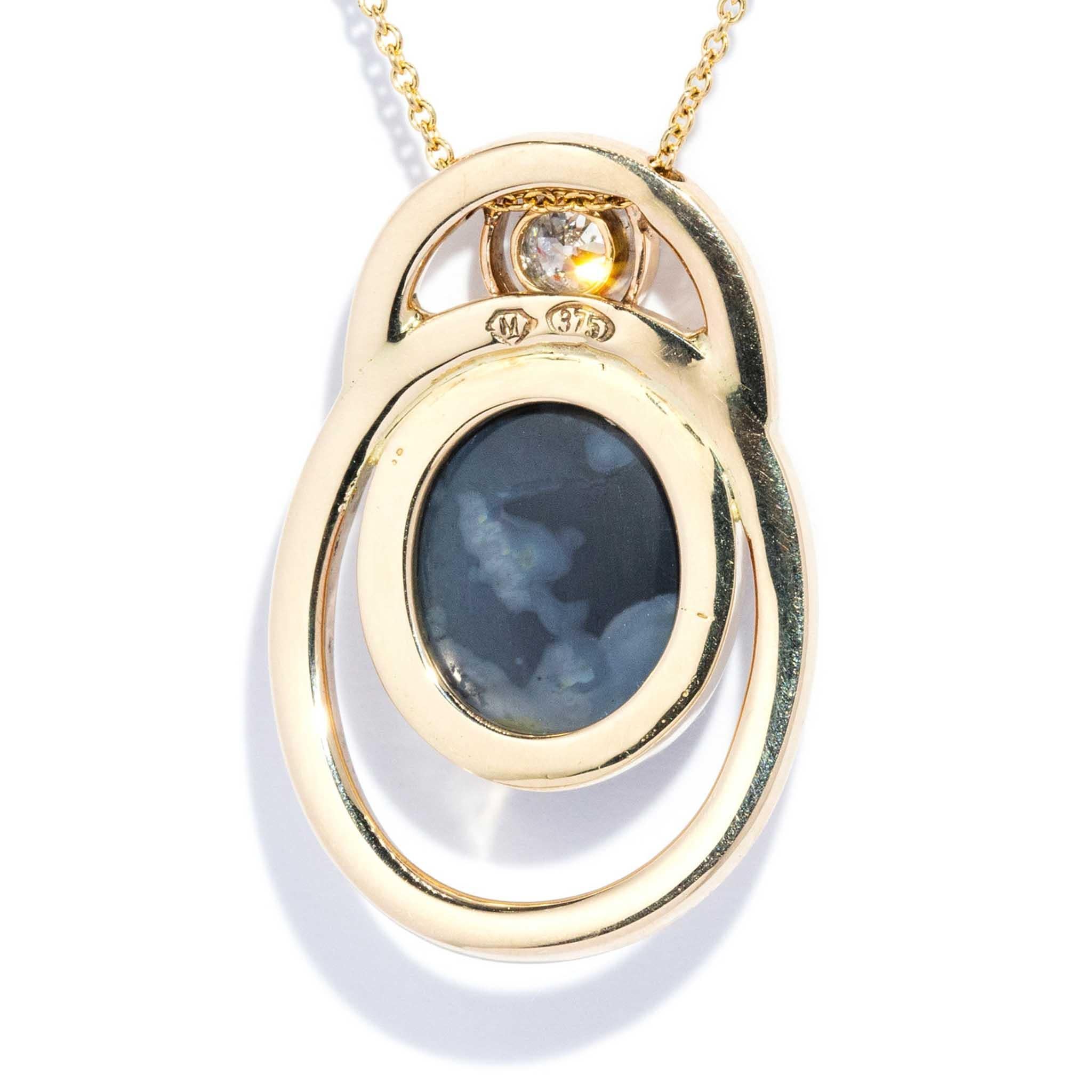 Pendentif et chaîne en or jaune 9 carats avec diamant et opale noire des années 1980 réinventés en vente 3