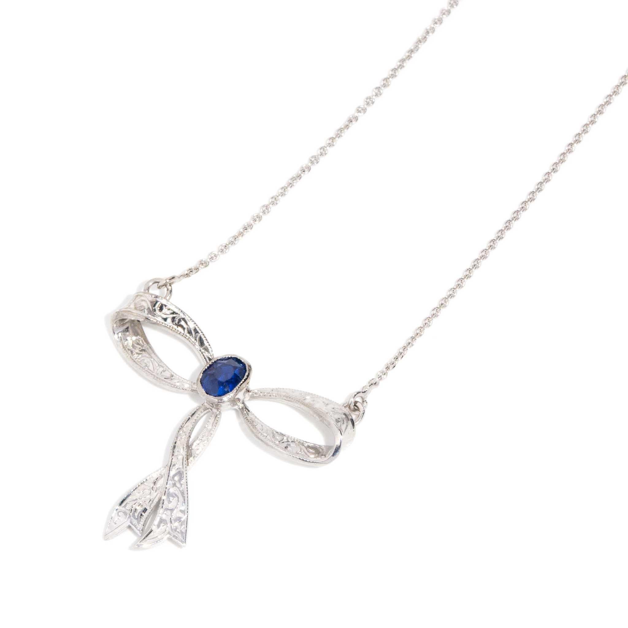 Contemporaneo Reinvented Vintage Deep Blue Ceylon Sapphire Necklet 18 Carat White Gold in vendita