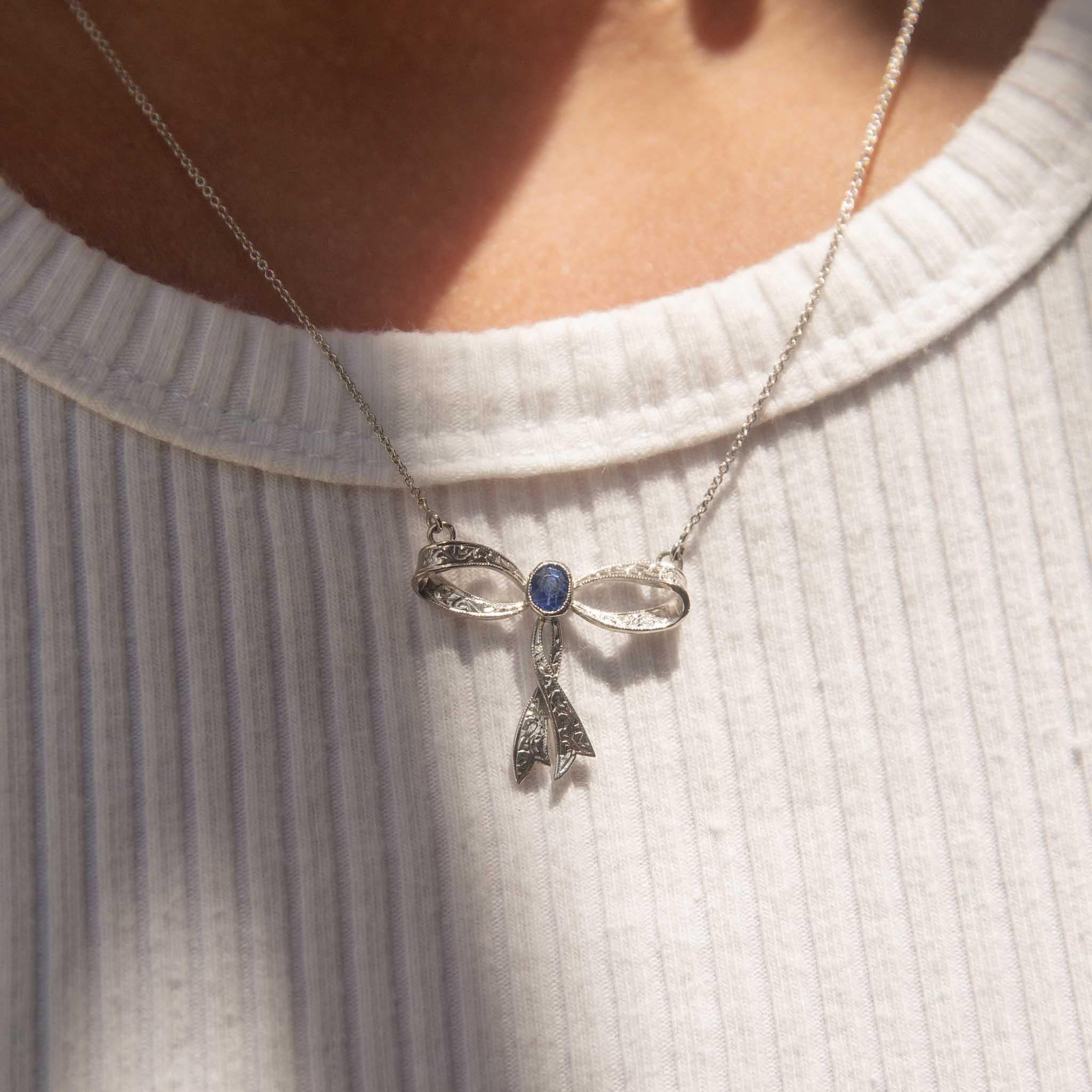 Taglio ovale Reinvented Vintage Deep Blue Ceylon Sapphire Necklet 18 Carat White Gold in vendita