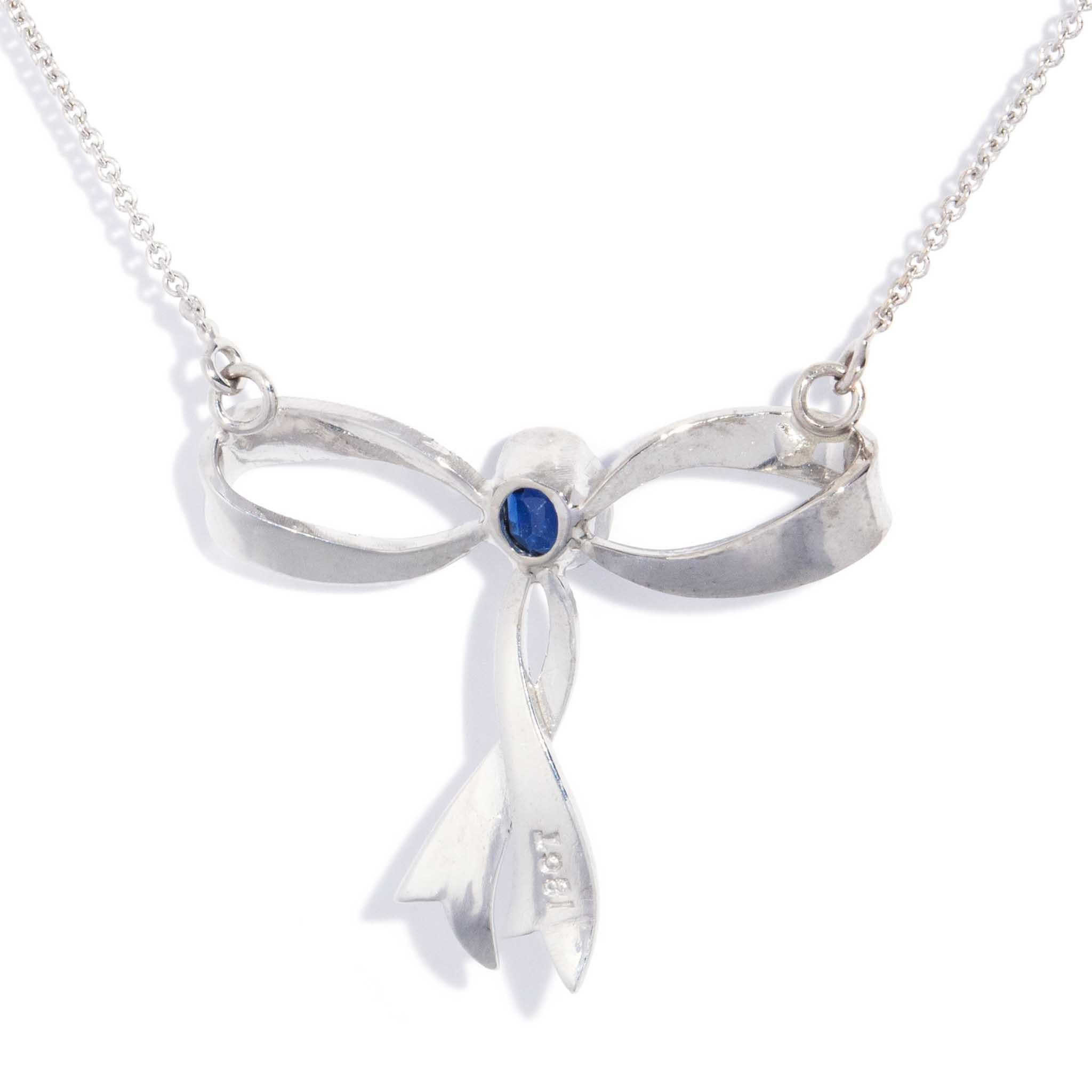 Reinvented Vintage Deep Blue Ceylon Sapphire Necklet 18 Carat White Gold in vendita 1