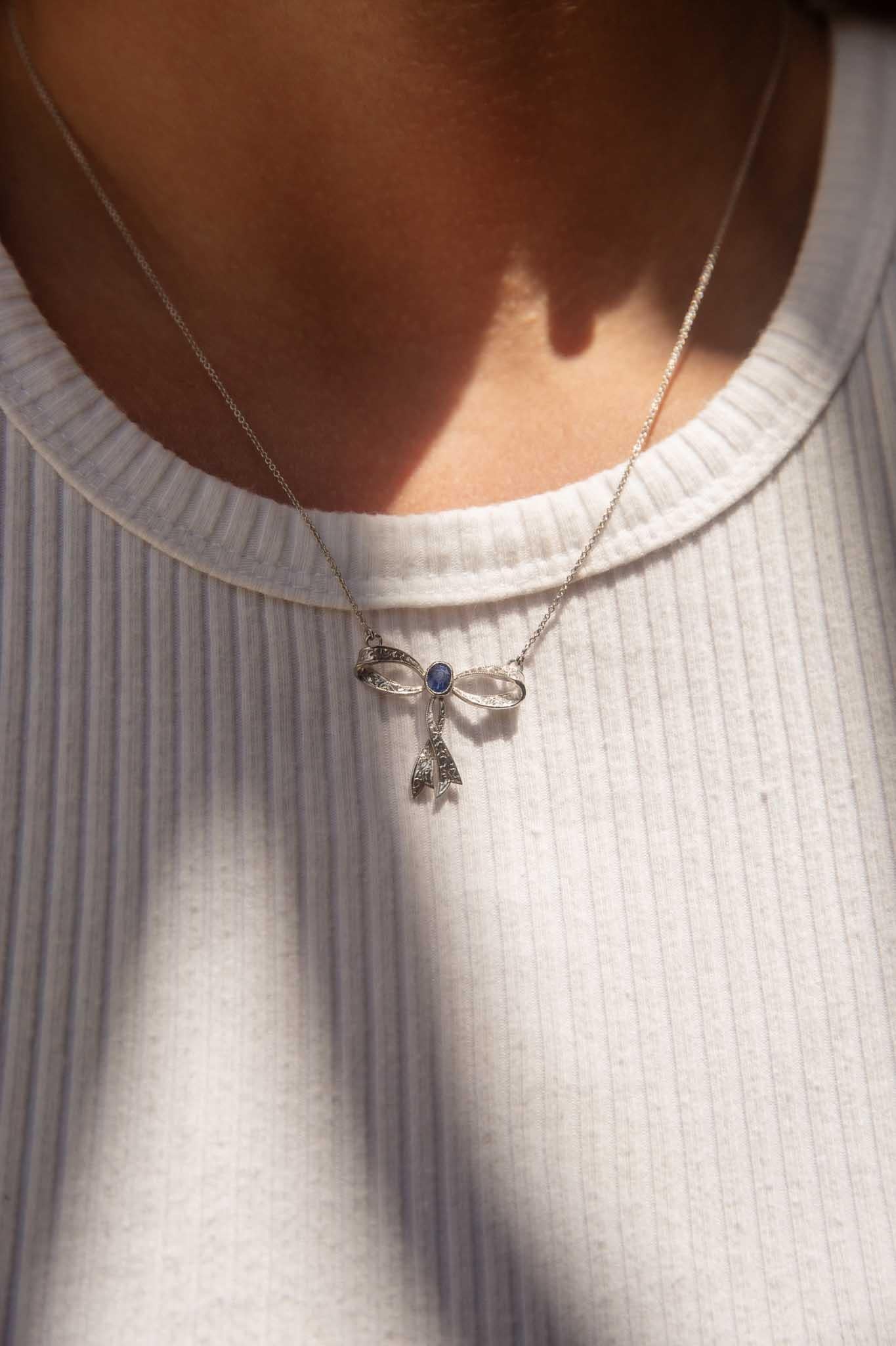 Reinvented Vintage Deep Blue Ceylon Sapphire Necklet 18 Carat White Gold in vendita 2
