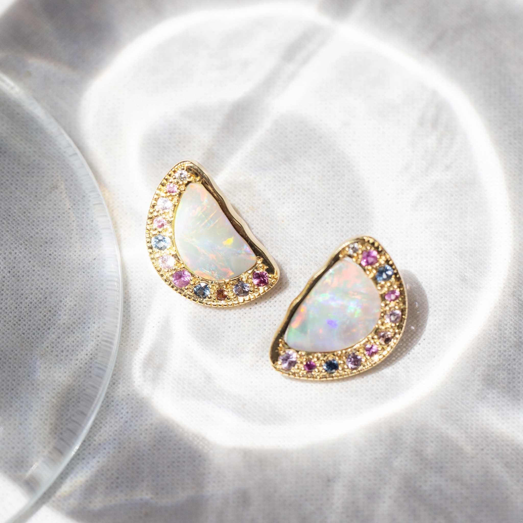 Boucles d'oreilles réinventées vintage en or 18 carats, opale, perle, diamant et saphir en vente 4