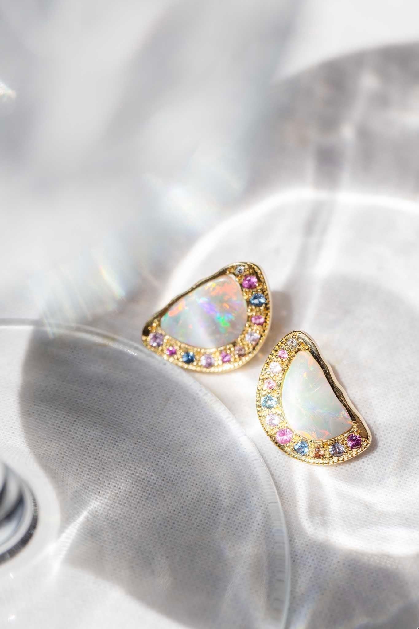 Boucles d'oreilles réinventées vintage en or 18 carats, opale, perle, diamant et saphir en vente 12