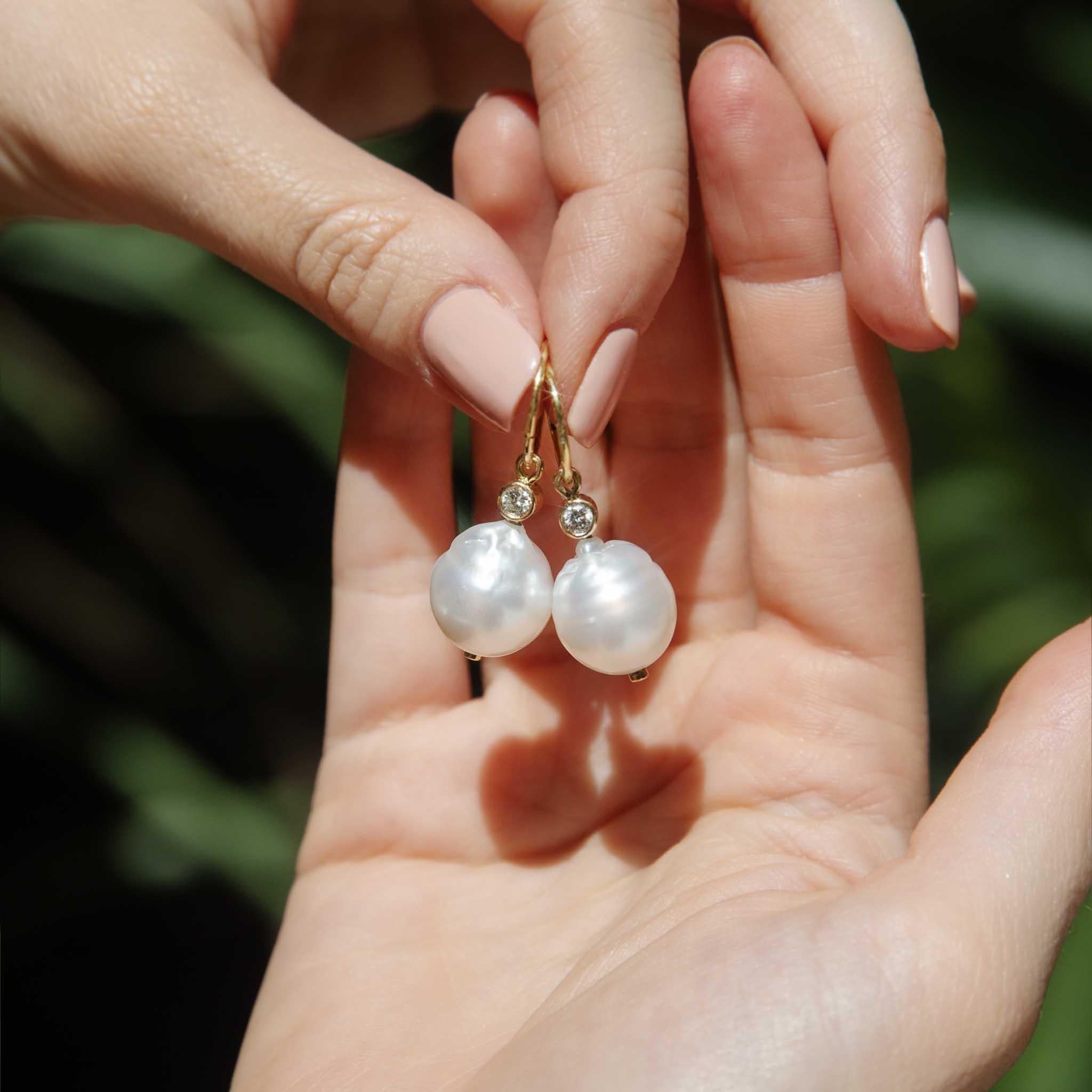 Taille ronde Boucles d'oreilles réinventées vintage en or 18 carats, opale, perle, diamant et saphir en vente