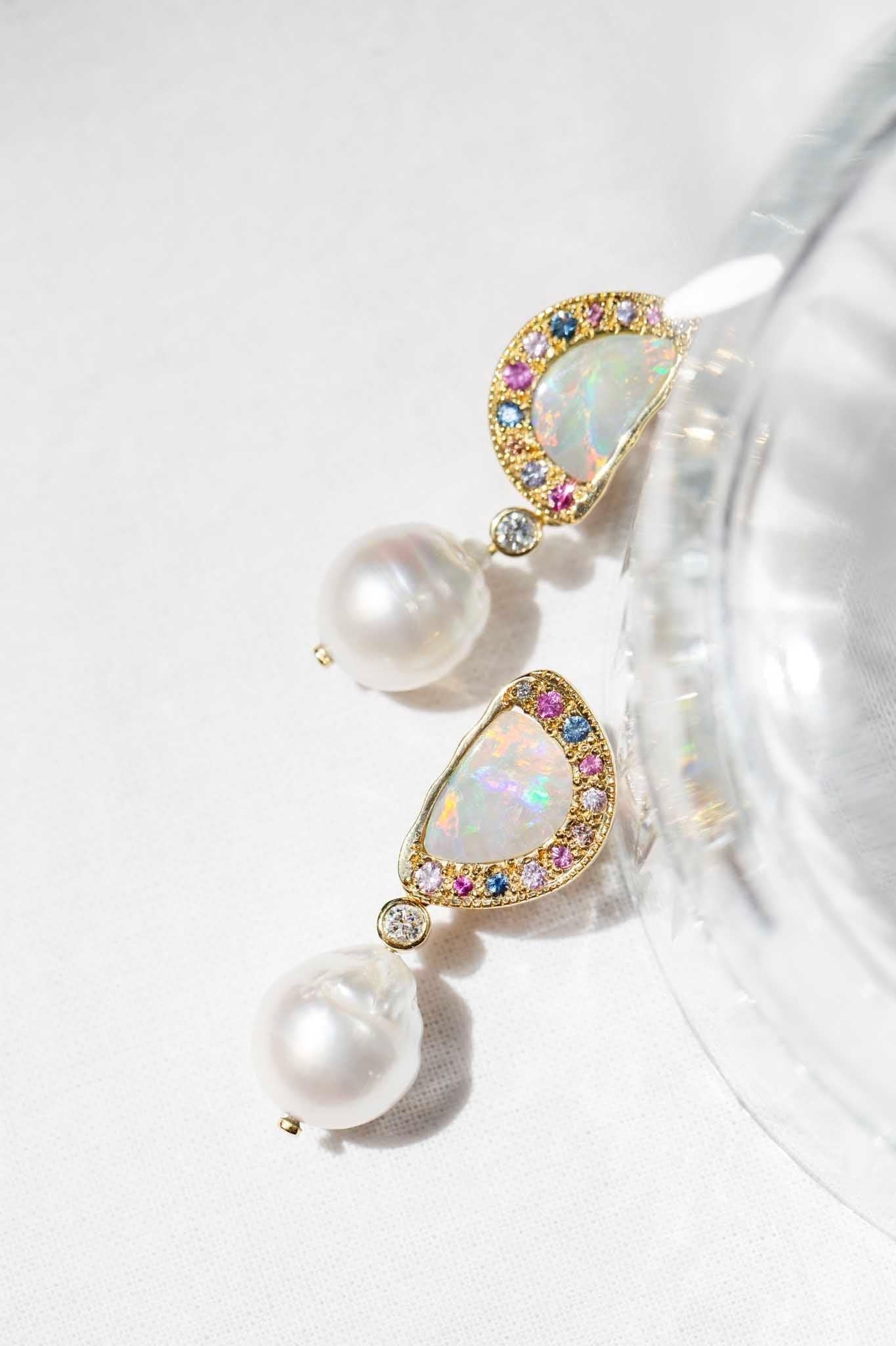 Boucles d'oreilles réinventées vintage en or 18 carats, opale, perle, diamant et saphir en vente 1
