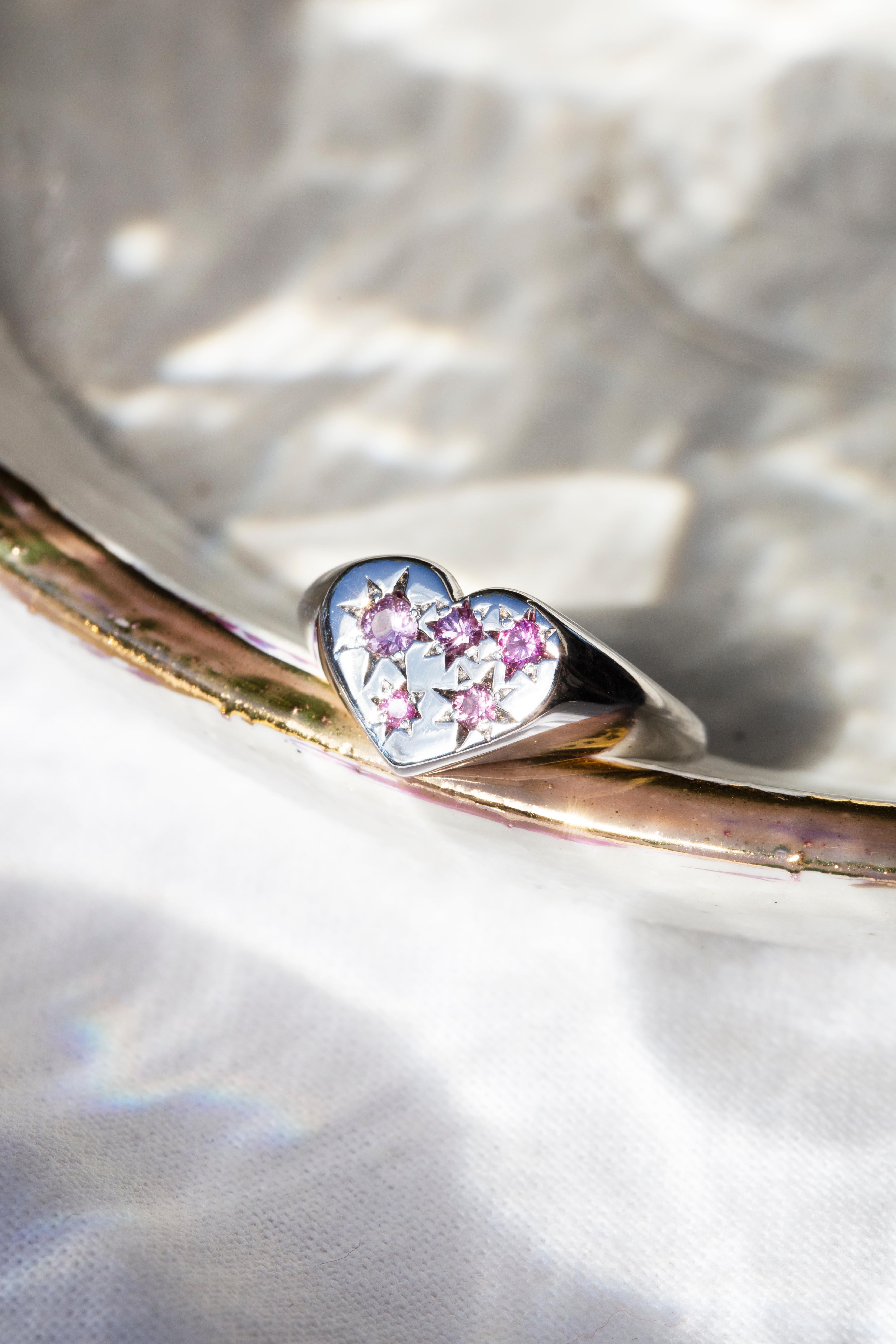 Reinvented Vintage Pink & Purple Sapphire Heart Signet Ring 9 Carat White Gold In Good Condition For Sale In Hamilton, AU