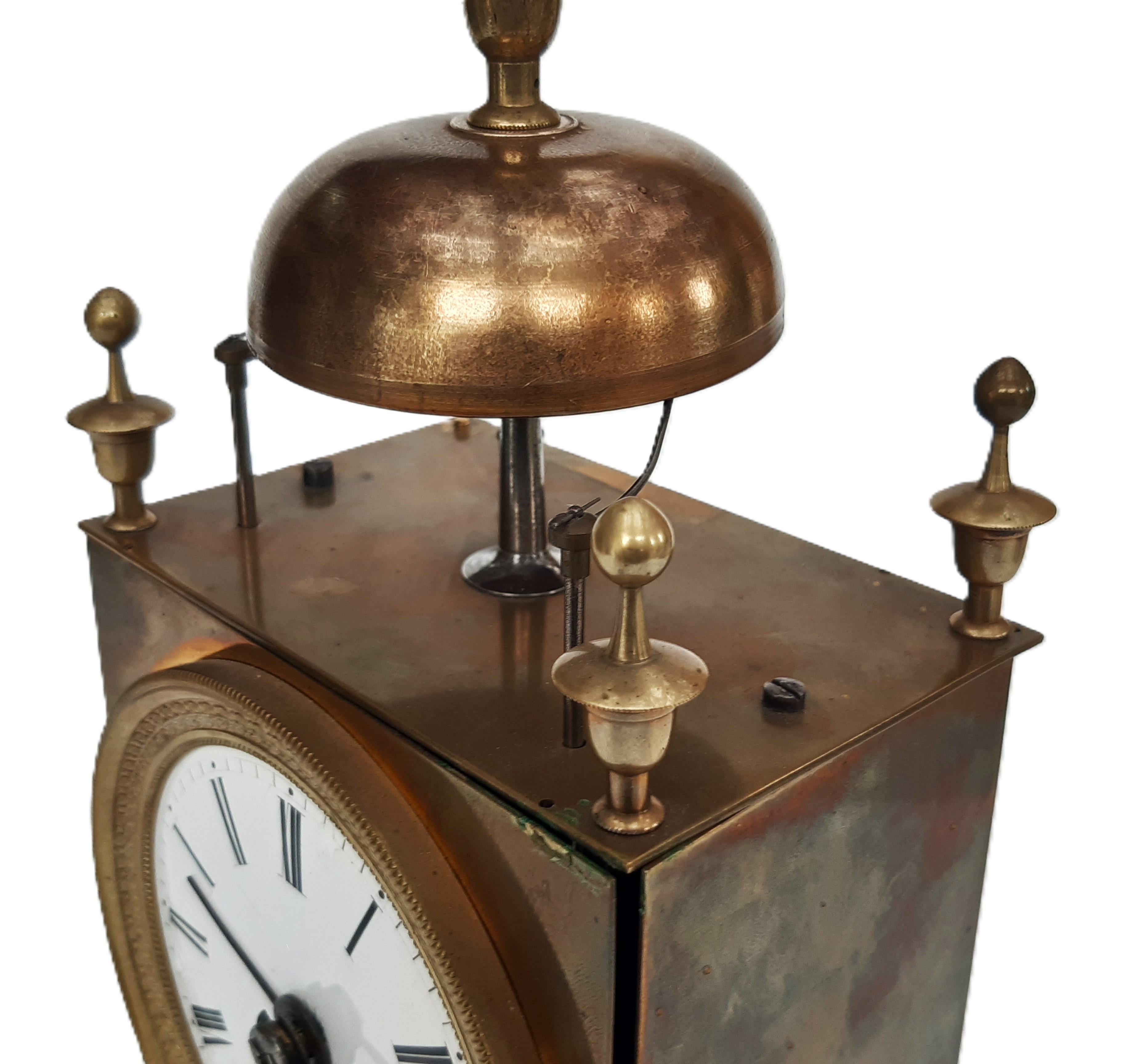 French Reiseuhr Capucine Frankreich um 1800, Messinggehäuse, Schlagwerk und Weckerfunk For Sale