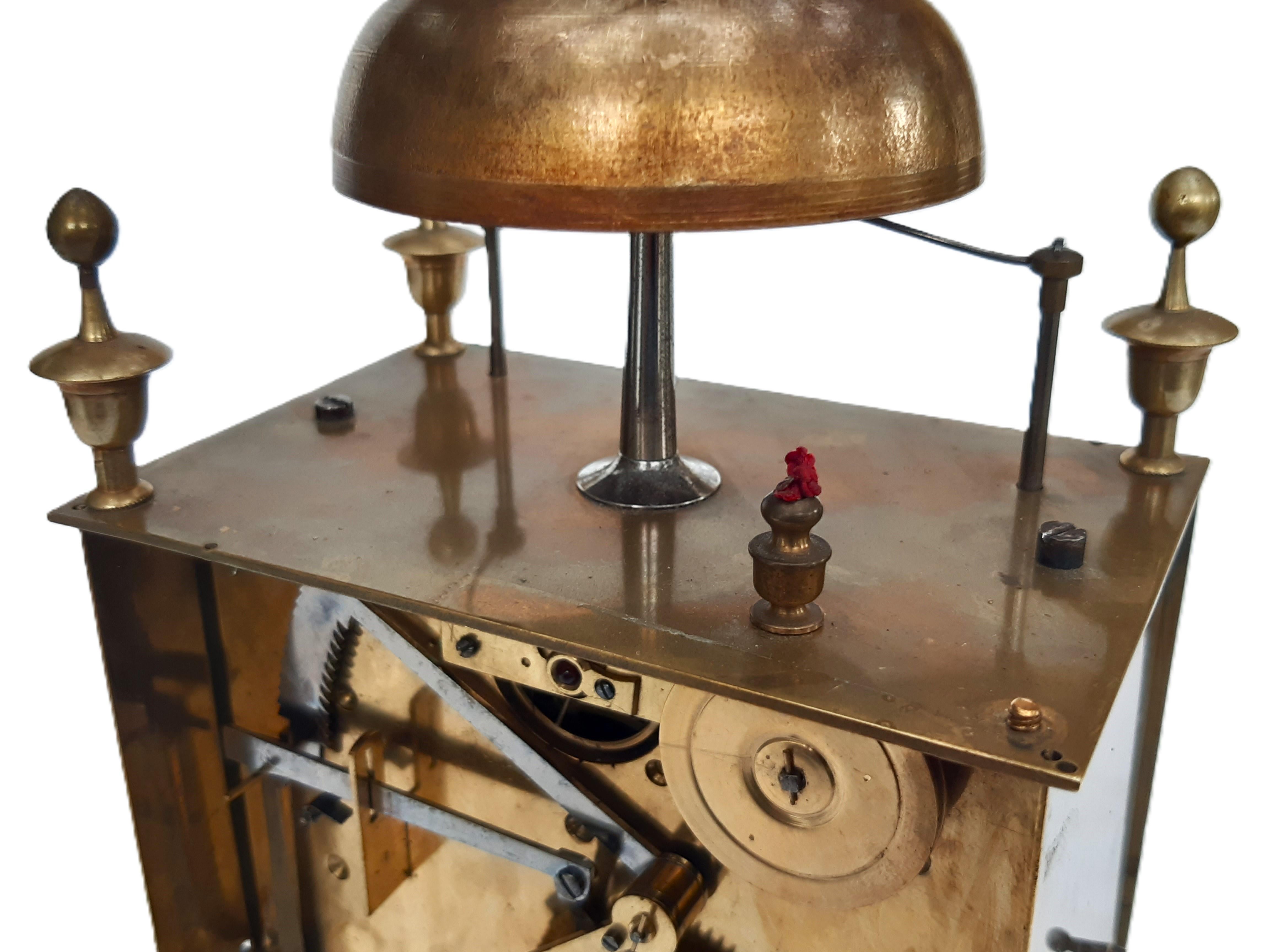 Early 19th Century Reiseuhr Capucine Frankreich um 1800, Messinggehäuse, Schlagwerk und Weckerfunk For Sale