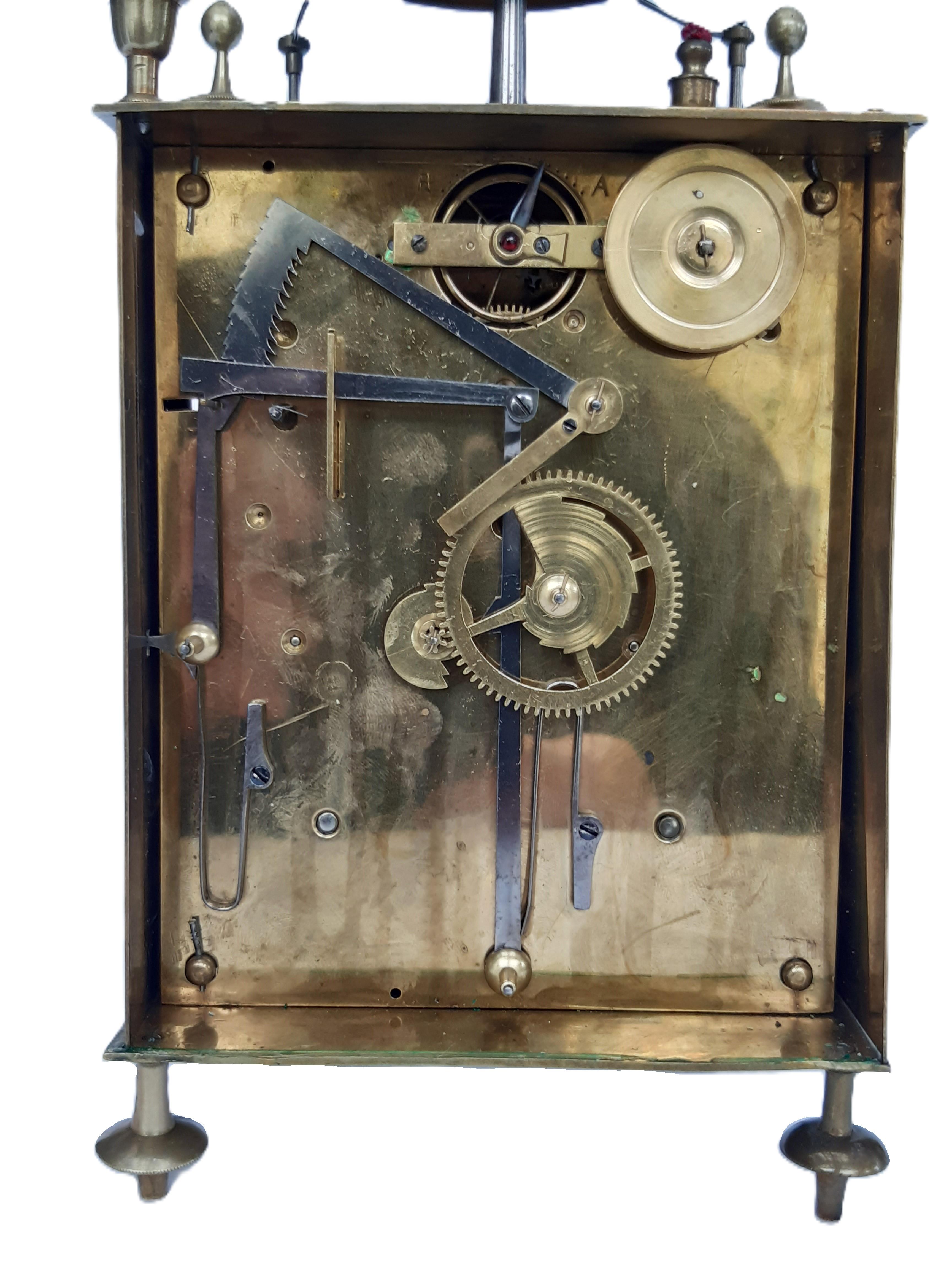 Brass Reiseuhr Capucine Frankreich um 1800, Messinggehäuse, Schlagwerk und Weckerfunk For Sale