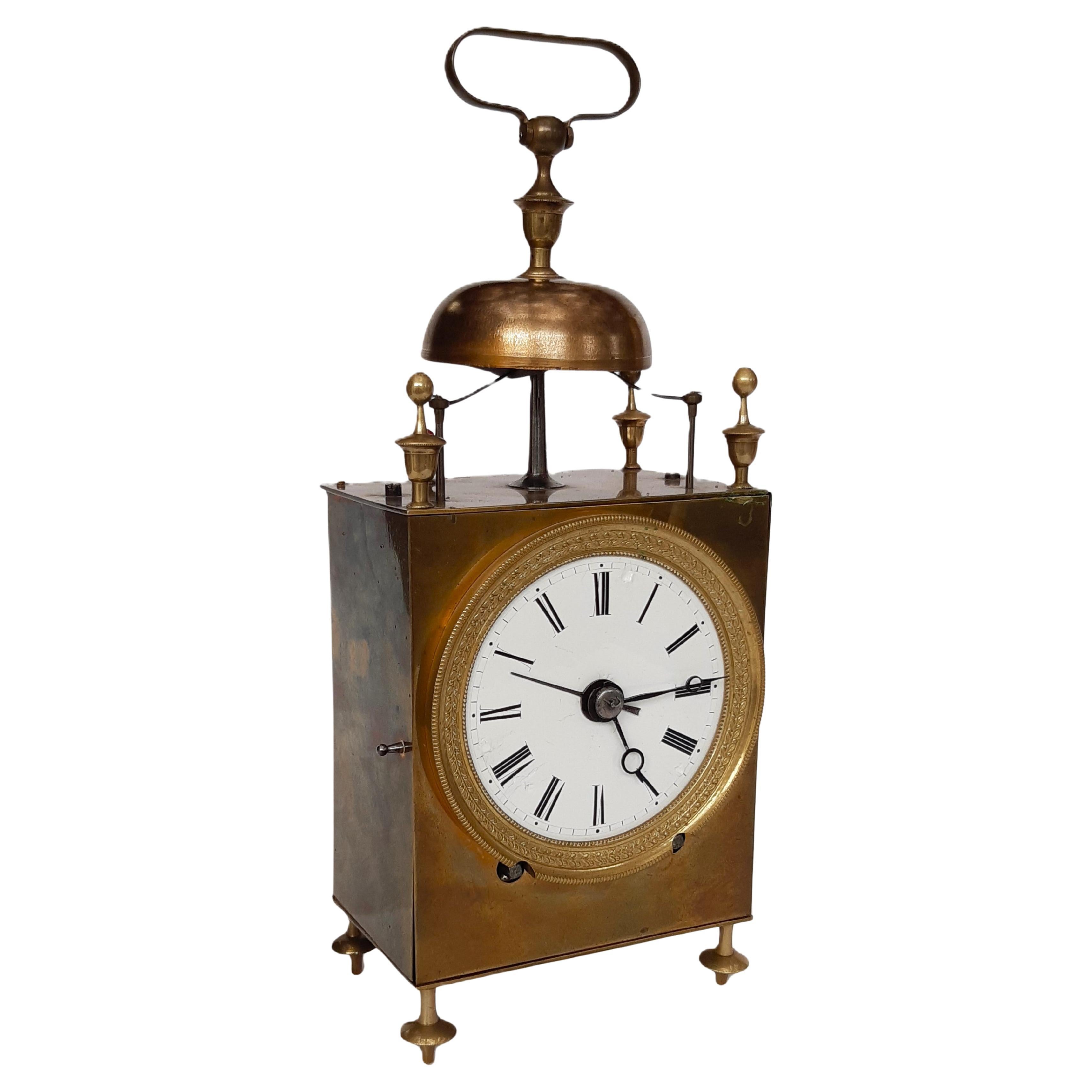 Reiseuhr Capucine Frankreich um 1800, Messinggehäuse, Schlagwerk und Weckerfunk For Sale