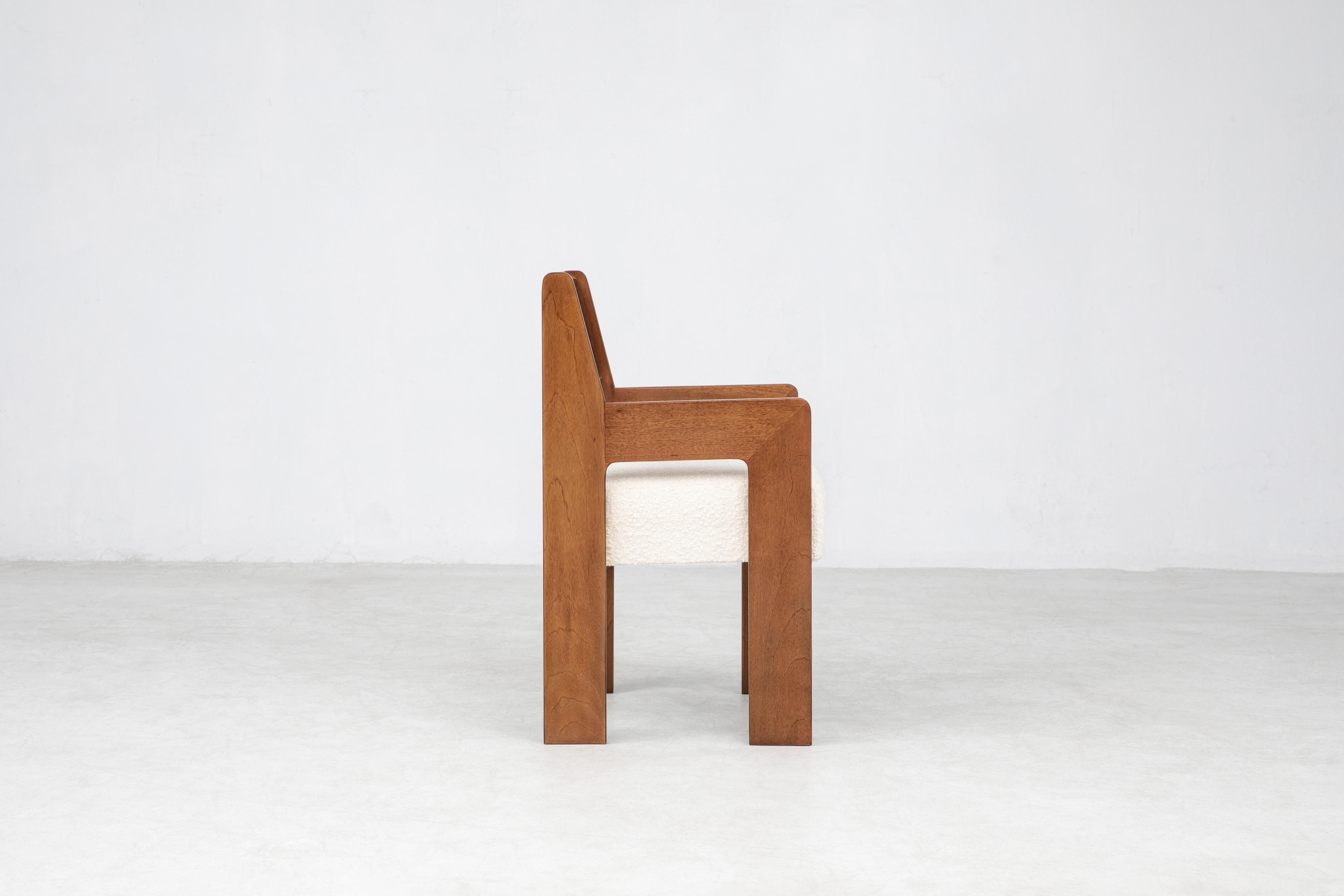 Reka Sessel, Minimalistischer Esszimmerstuhl aus Samt und Holz in Bernstein/Creme Bouclé (Asiatisch) im Angebot