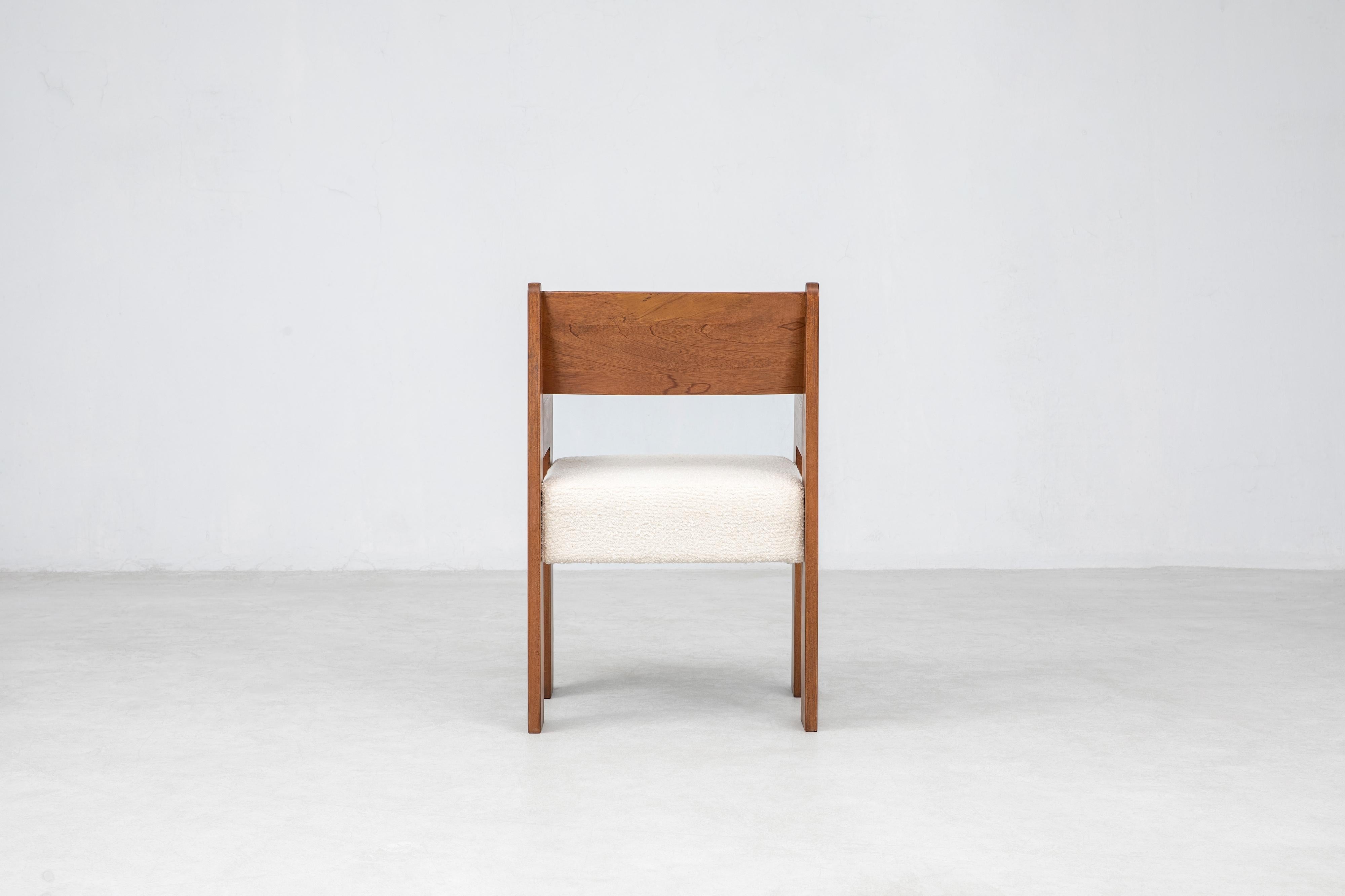 Reka Sessel, Minimalistischer Esszimmerstuhl aus Samt und Holz in Bernstein/Creme Bouclé (Tischlerei) im Angebot