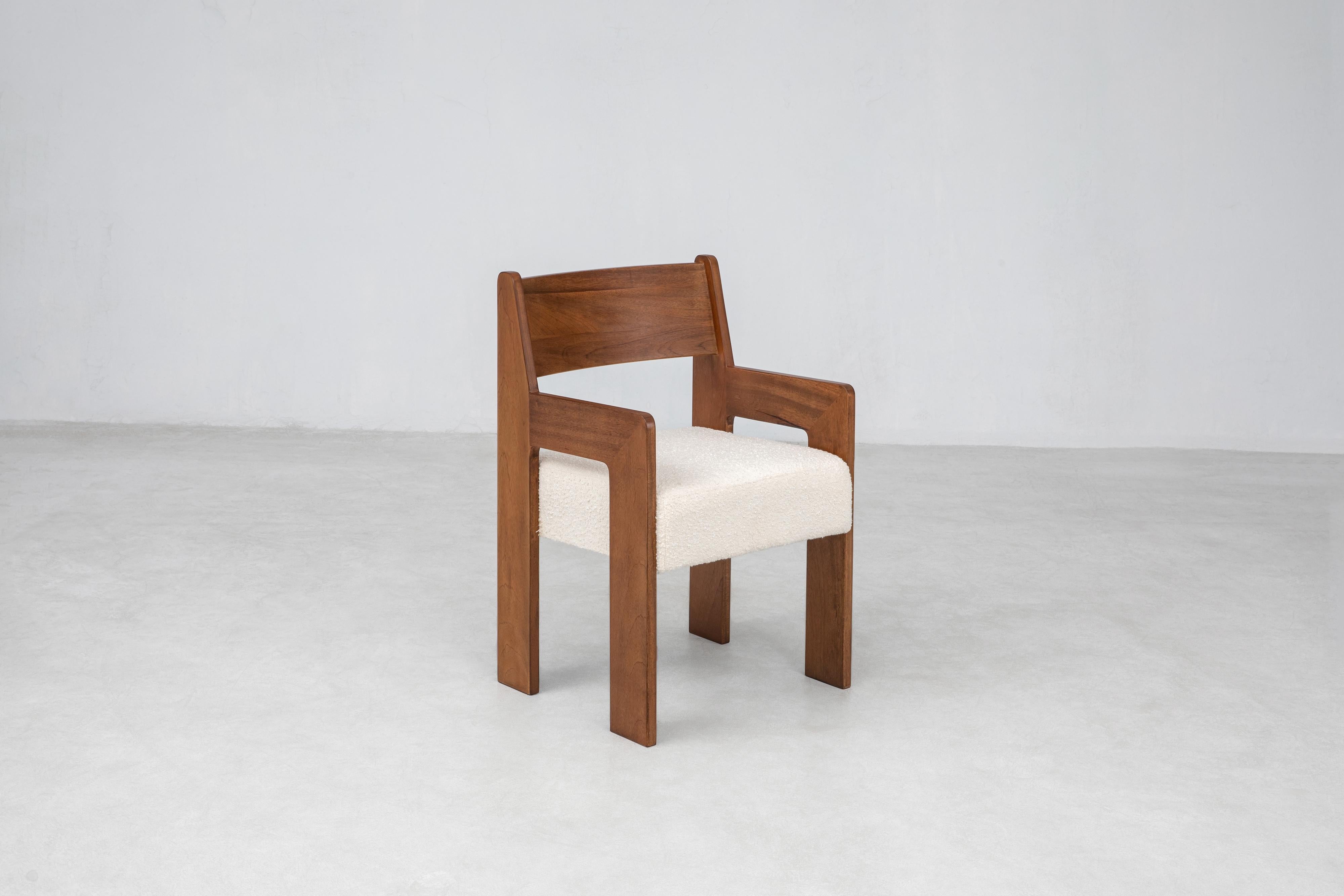Reka Sessel, Minimalistischer Esszimmerstuhl aus Samt und Holz in Bernstein/Creme Bouclé (21. Jahrhundert und zeitgenössisch) im Angebot