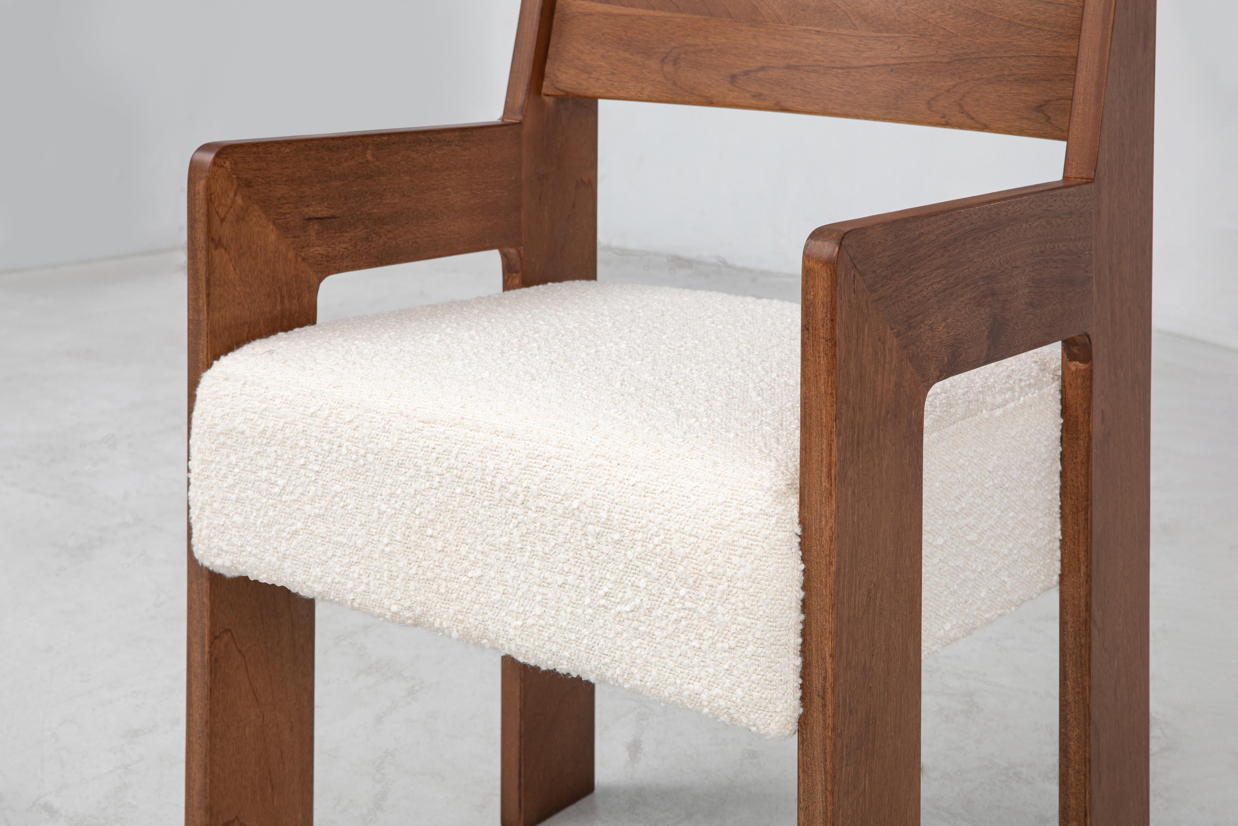 Reka Sessel, Minimalistischer Esszimmerstuhl aus Samt und Holz in Bernstein/Creme Bouclé im Angebot 2