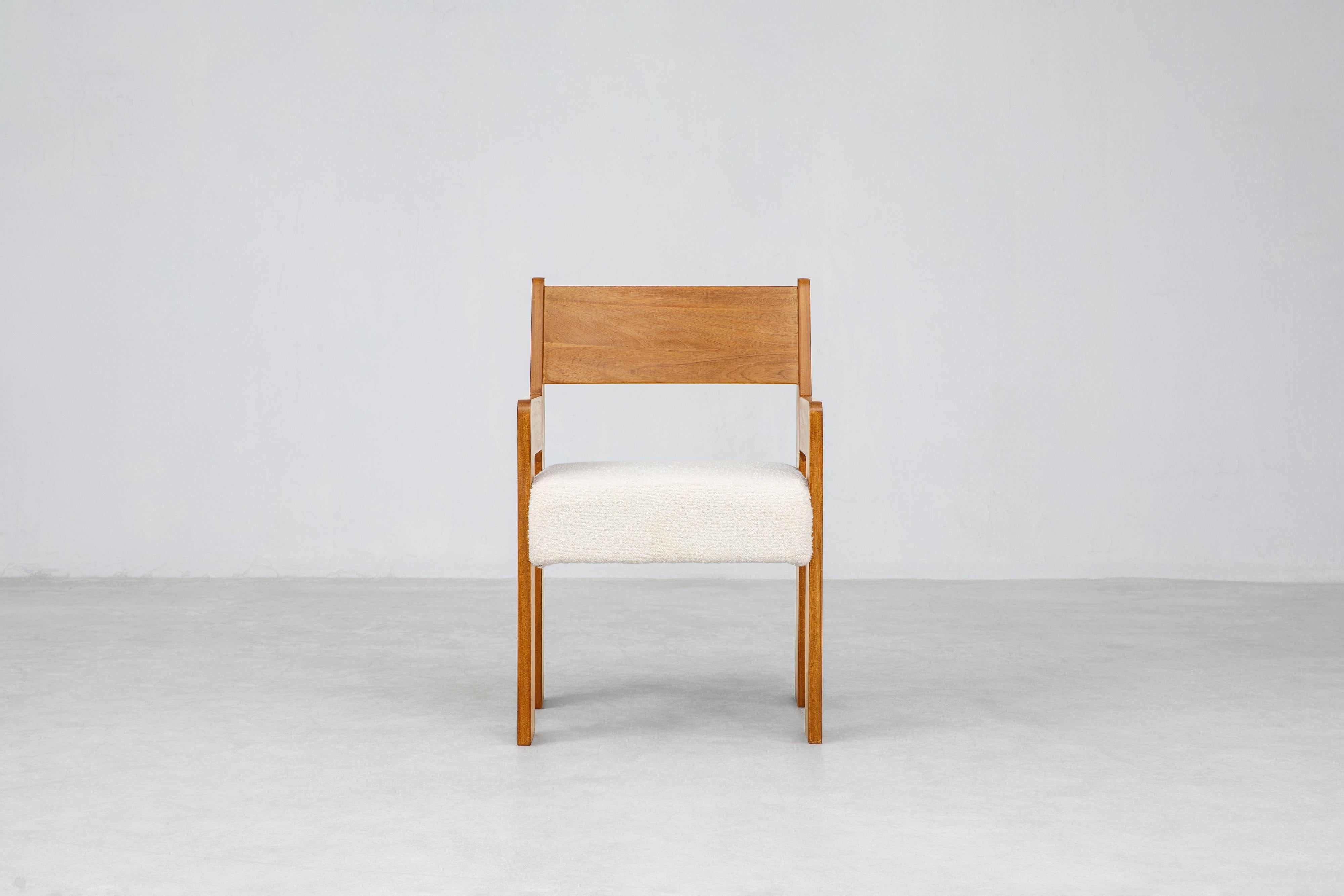 Der Reka-Sessel setzt auf kontrastreiche Breite. Bei der Gestaltung des Stuhls spielten wir mit breit und schmal, dick und dünn: Die Beine sind breit und flach entlang einer Achse, dünn entlang der anderen, während das Sitzkissen in die Länge