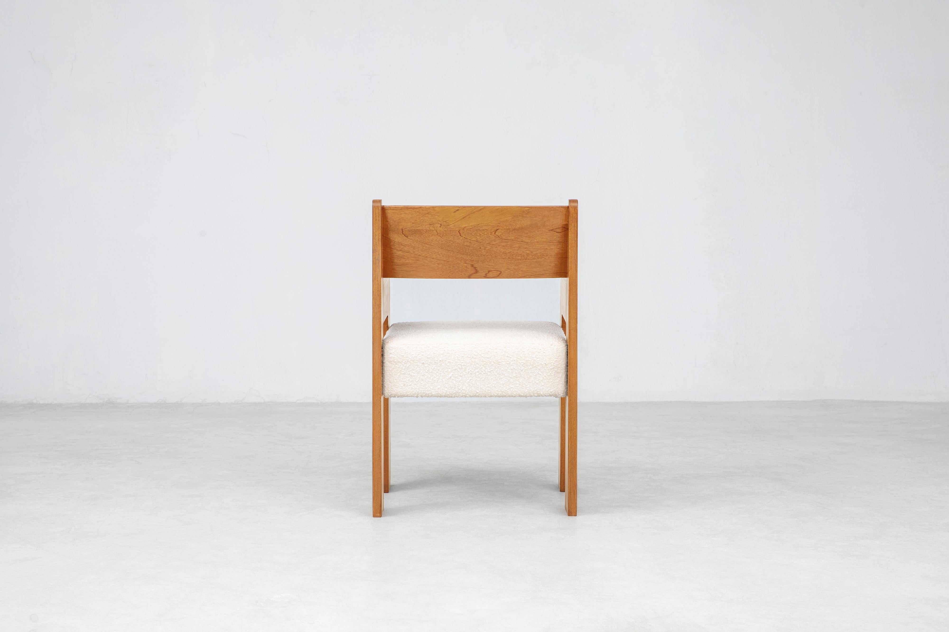 Reka Sessel, Minimalistischer Esszimmerstuhl aus Samt und Wood Bouclé in Clay/Cream (Tischlerei) im Angebot
