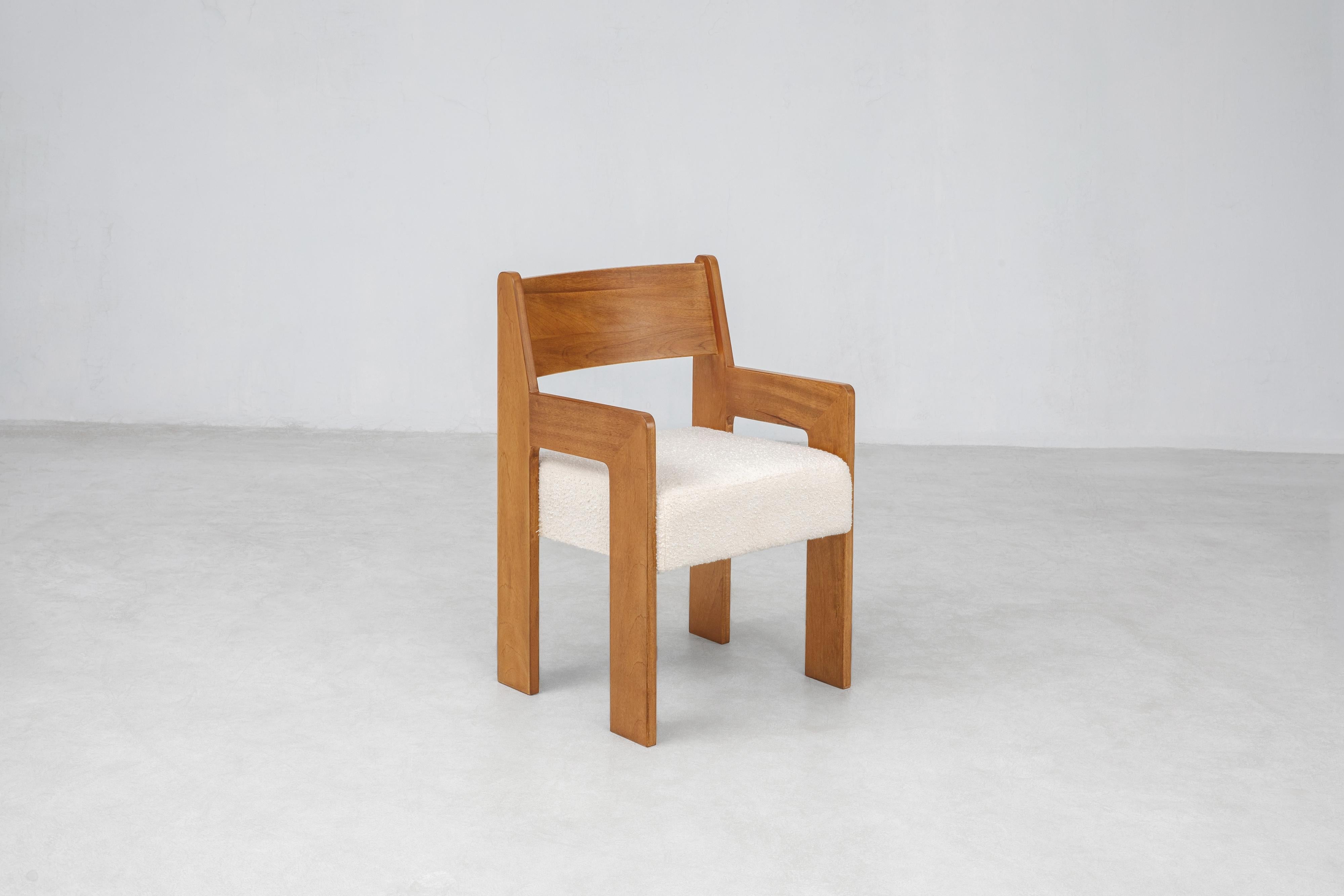 Reka Sessel, Minimalistischer Esszimmerstuhl aus Samt und Wood Bouclé in Clay/Cream (21. Jahrhundert und zeitgenössisch) im Angebot