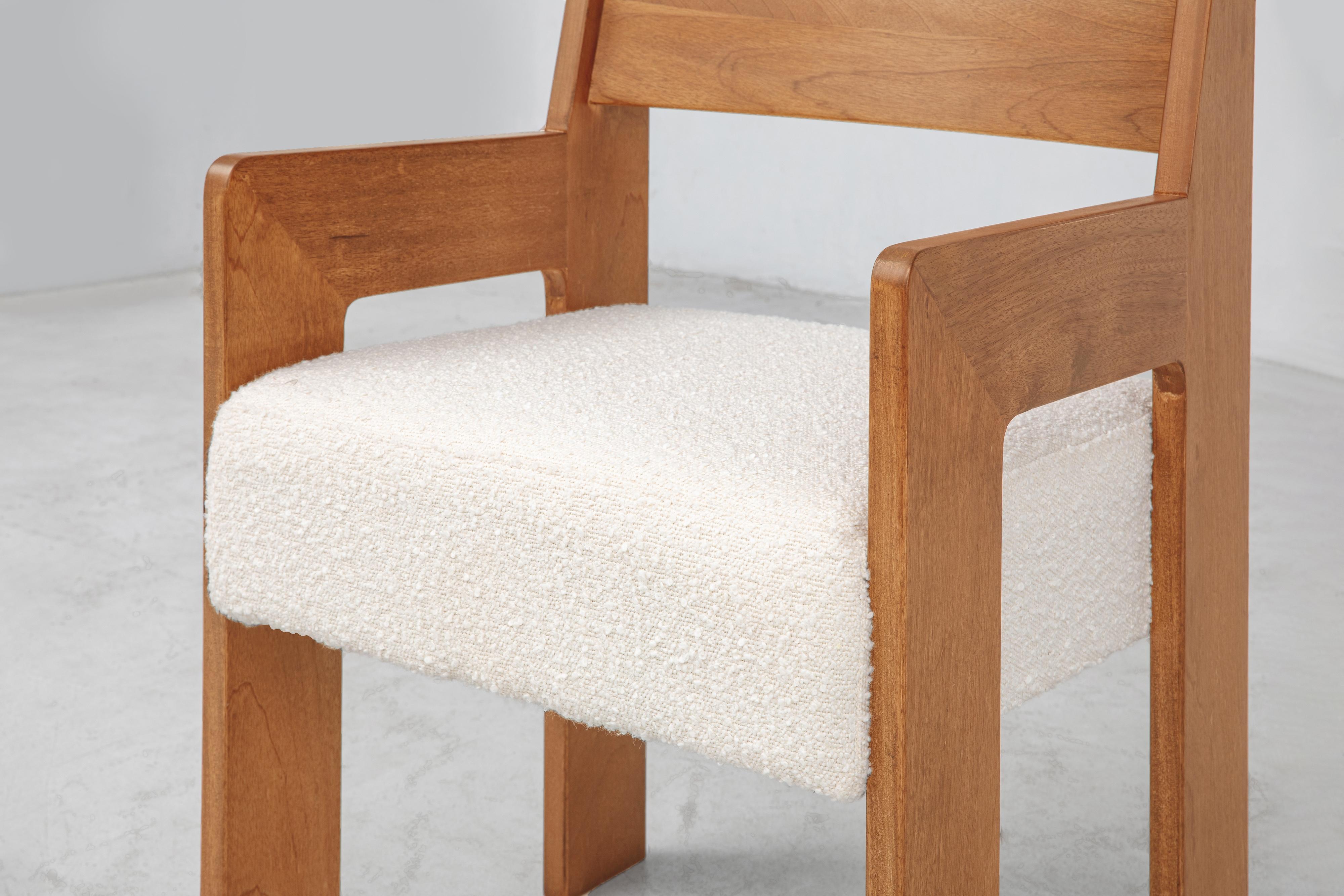 Reka Sessel, Minimalistischer Esszimmerstuhl aus Samt und Wood Bouclé in Clay/Cream im Angebot 1