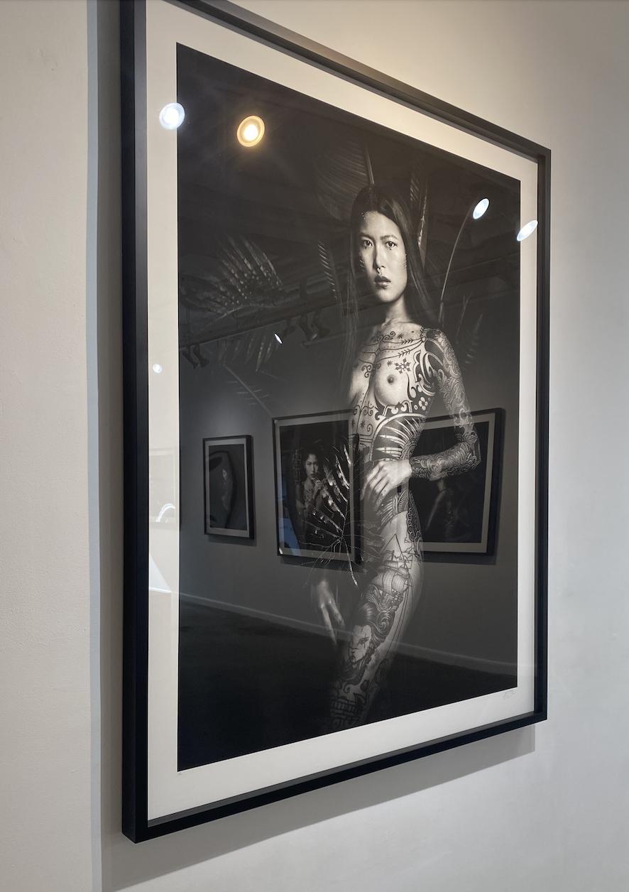 GAIA (Schwarz), Nude Photograph, von Reka Nyari