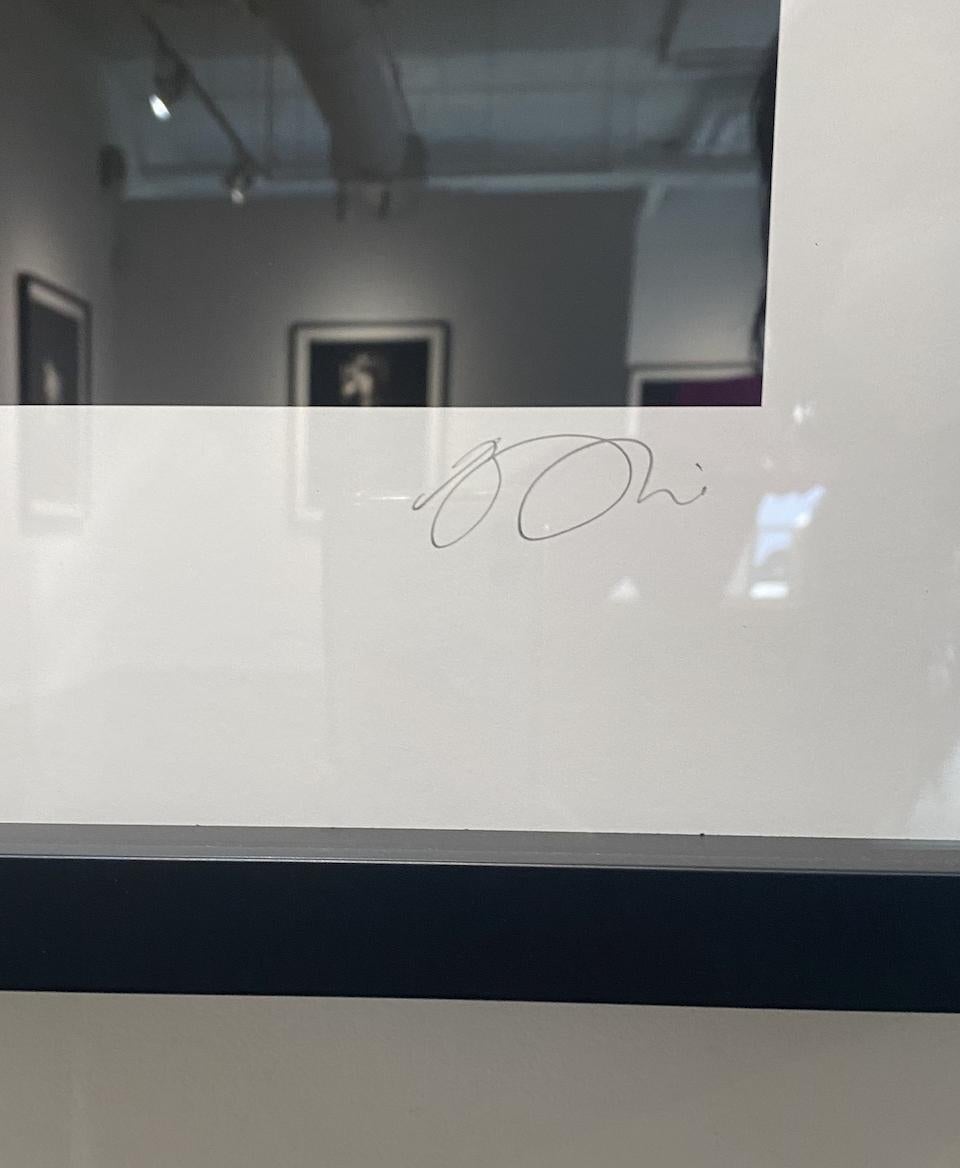 Der Druck ist auch in der Größe Medium erhältlich: 50'' x 40'' und kostet $13.000. Es handelt sich um einen Schwarz-Weiß-Fotodruck mit einzigartigen handgefertigten Punktionsmustern des Künstlers, der in einen schwarzen Schattenboxrahmen eingefasst