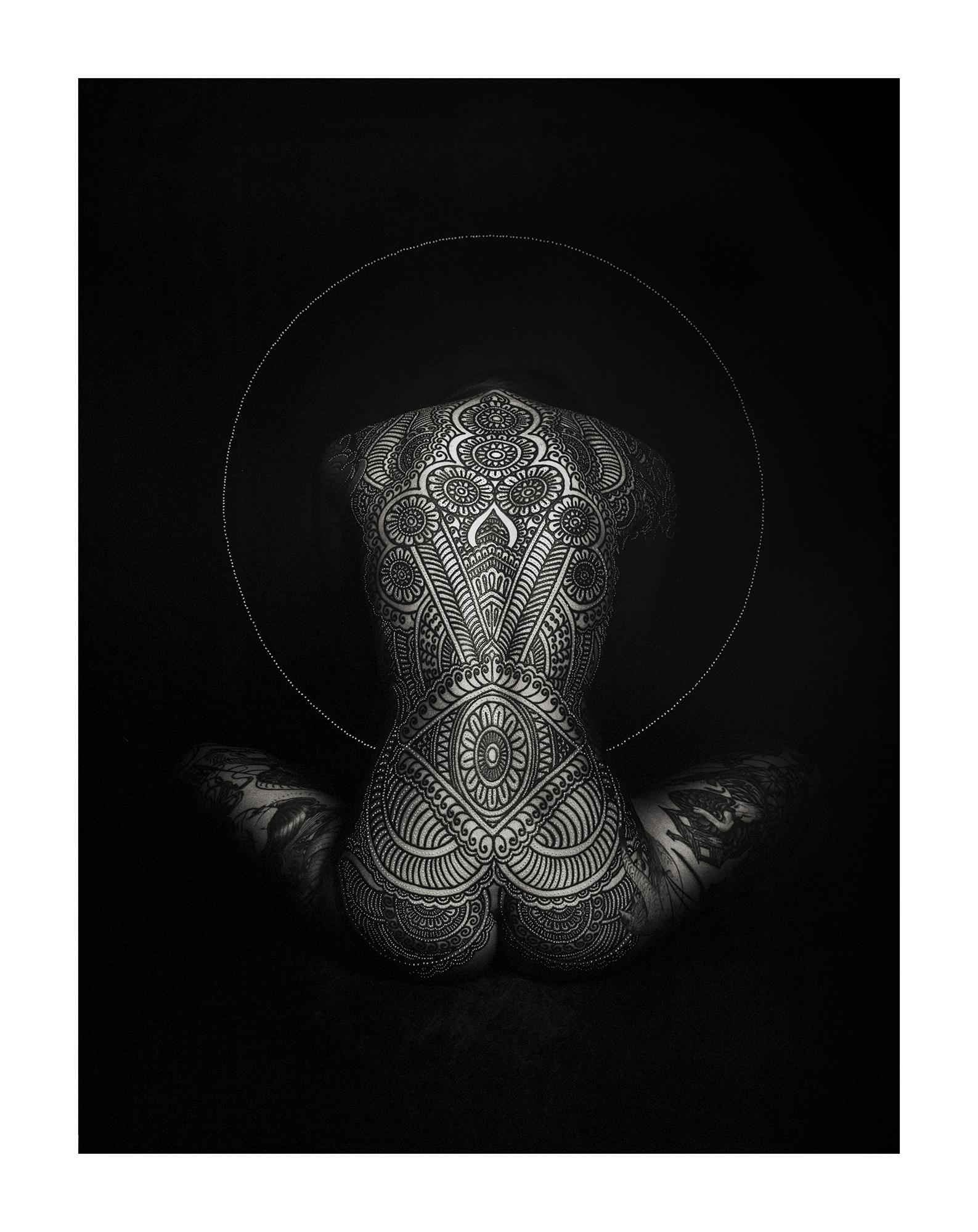 Reka Nyari Black and White Photograph – L'ARTISTE (KÜNSTLER