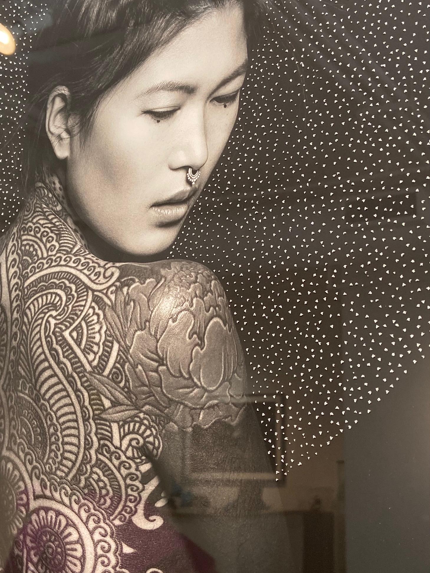 LUNE DE SANG - Portrait Photograph Nero di Reka Nyari