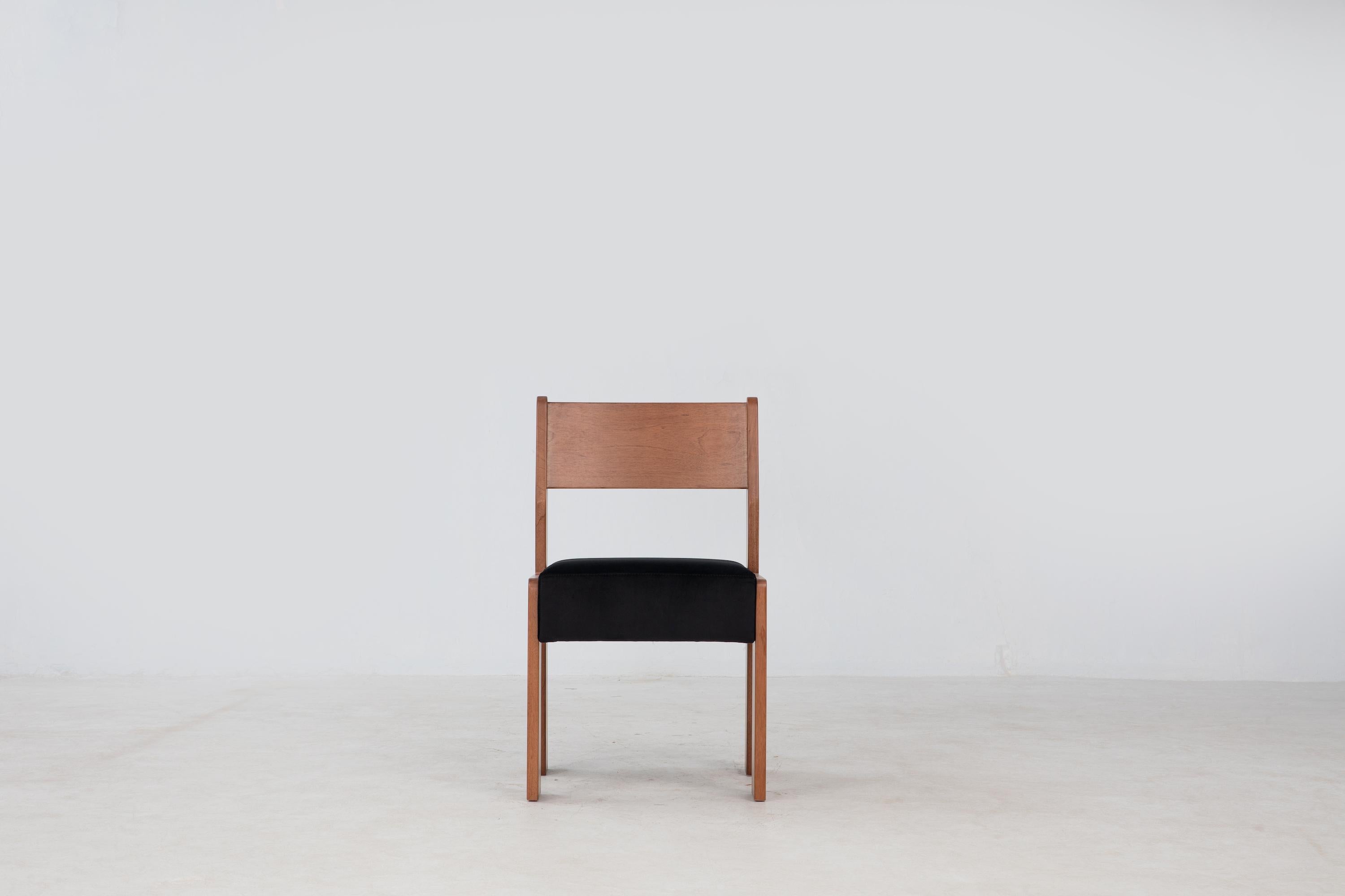 La chaise d'appoint Reka met en valeur les contrastes de largeur. Lors de la conception de la chaise, nous avons joué avec le large et l'étroit, l'épais et le mince : les pieds sont larges et plats le long d'un axe, minces le long de l'autre, tandis